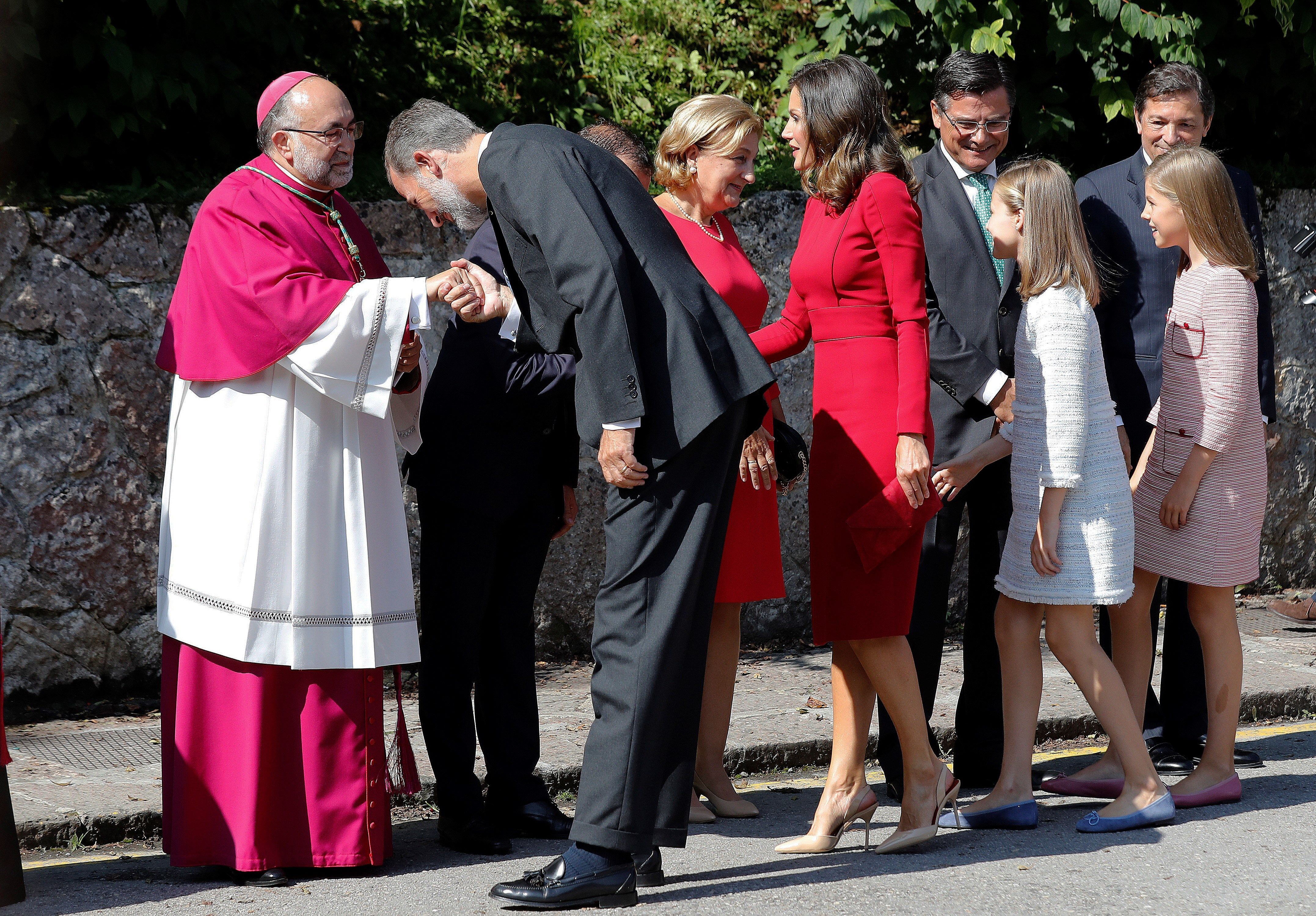 El rey Felipe saluda al arzobispo de Oviedo, Jesús Sanz Montes (i), a su llegada a los actos conmemorativos del primer Centenario de la Coronación de la Virgen de Covadonga. EFE