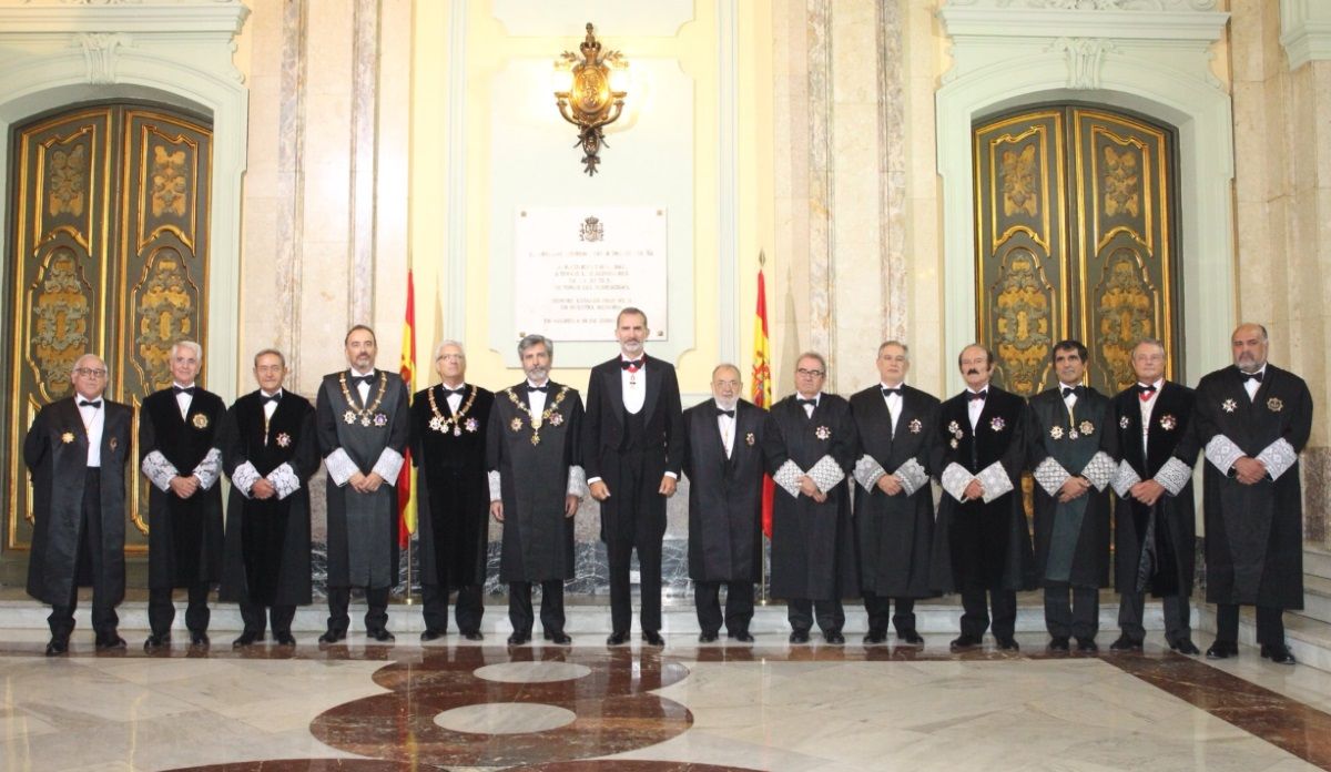 El Rey junto al presidente del Tribunal Supremo, Carlos Lesmes, y otros miembros del Poder Judicial. Fuente: Casa Real