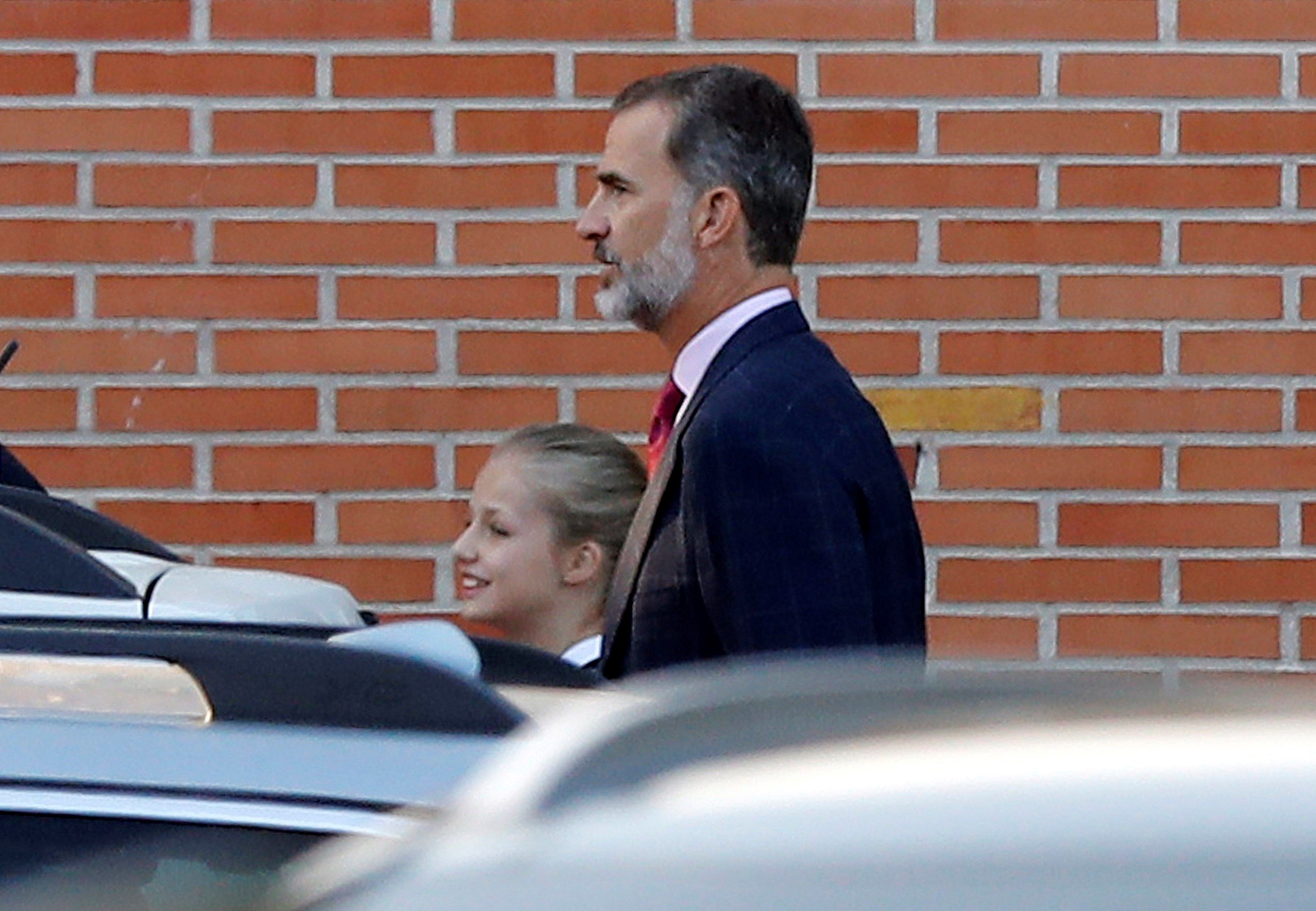 El rey Felipe VI y la princesa Leonor a su llegada al colegio Santa María de los Rosales. EFE