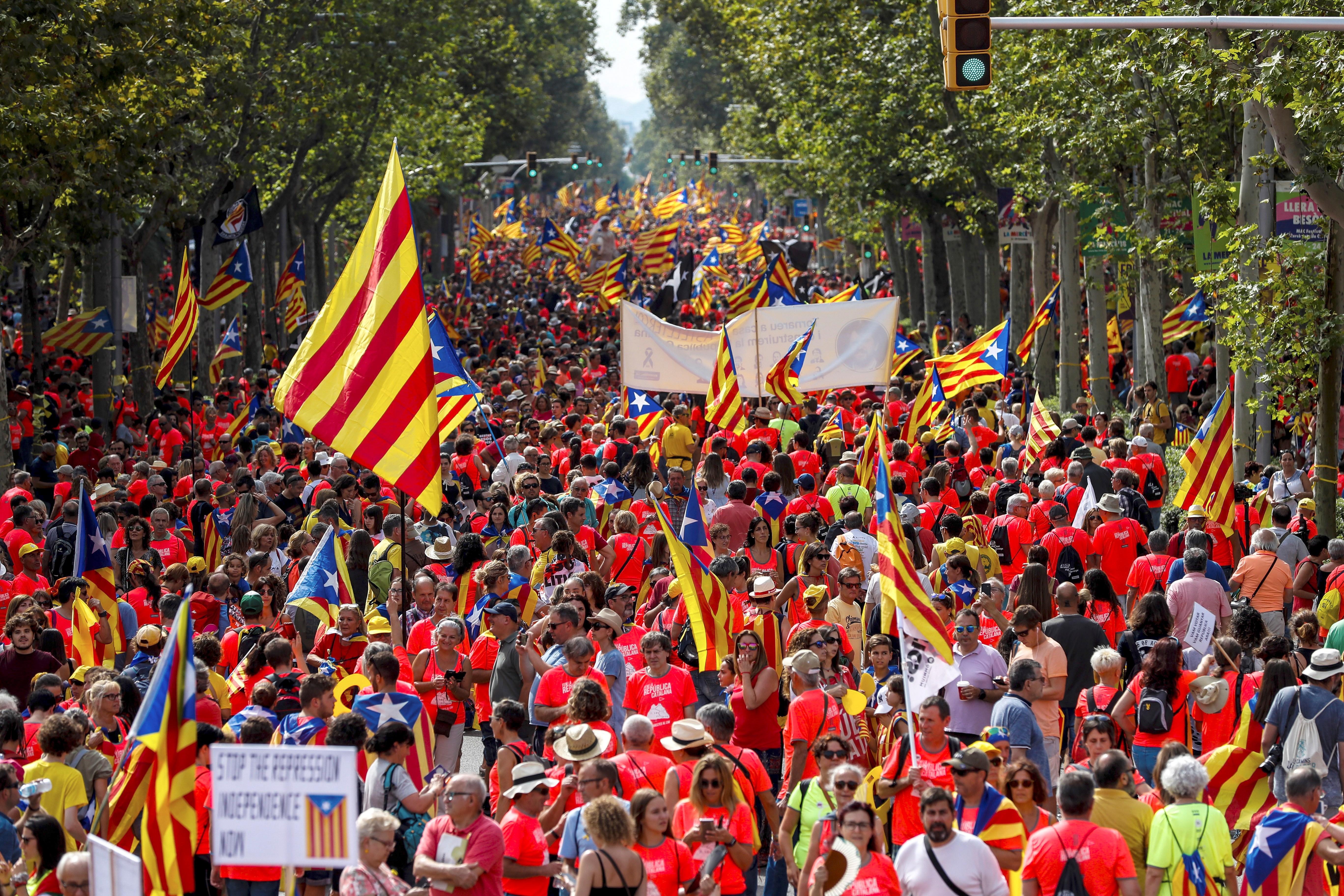 Esteladas y camisetas color coral pueblan la Diagonal antes de manifestación - EFE