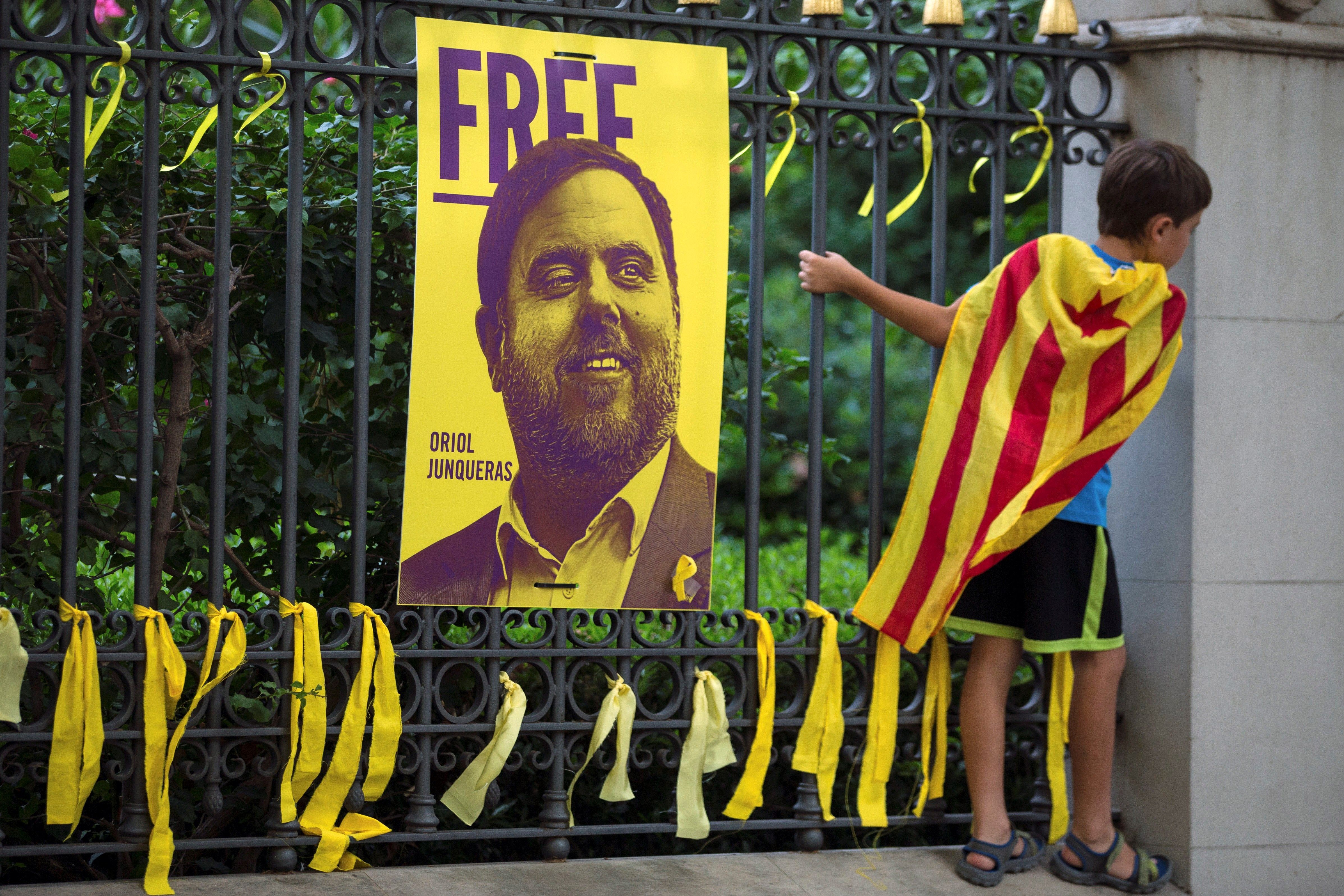 Lazos amarillos colocados ante una fotografía del exvicepresidente del Gobierno regional catalán Oriol Junqueras, durante una manifestación independentista. EFE/Archivo