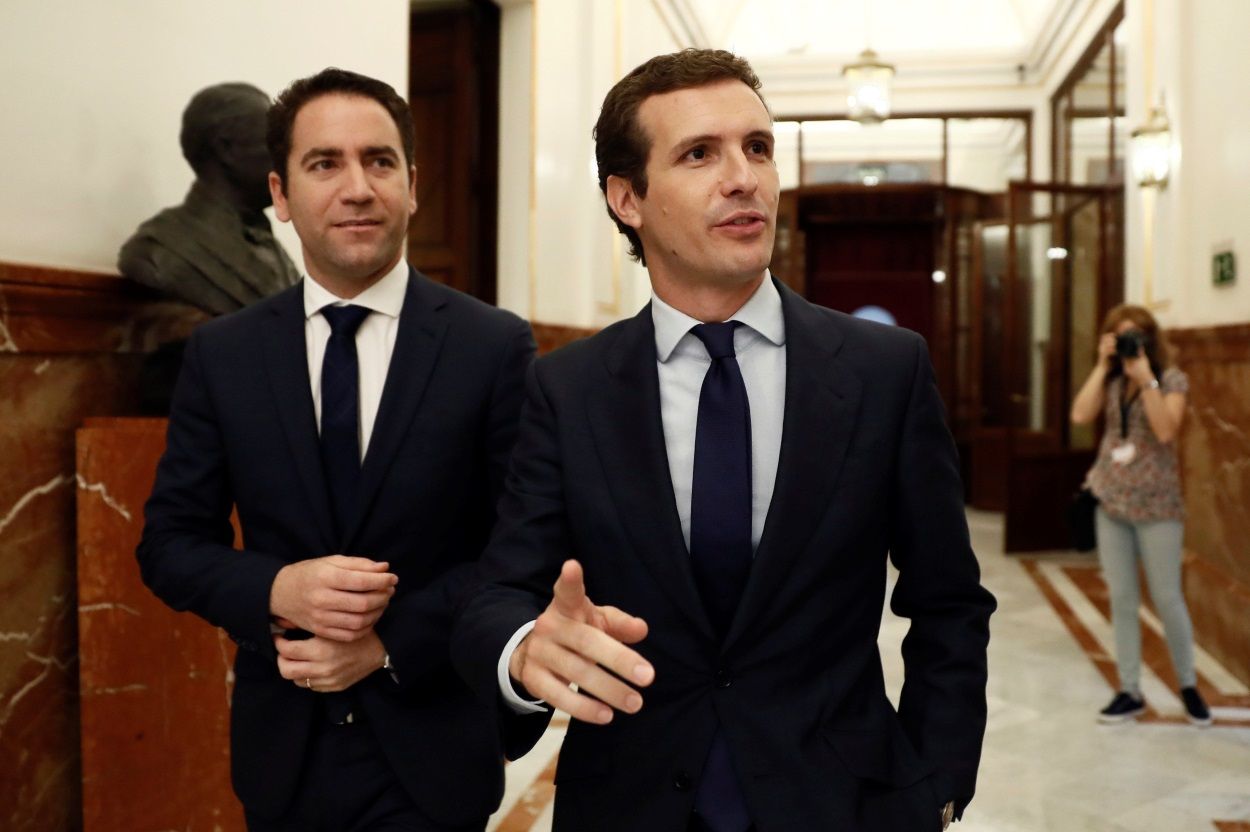 El presidente del PP, Pablo Casado (d), y el secretario general del PP, Teodoro García Egea, en los pasillos del Congreso