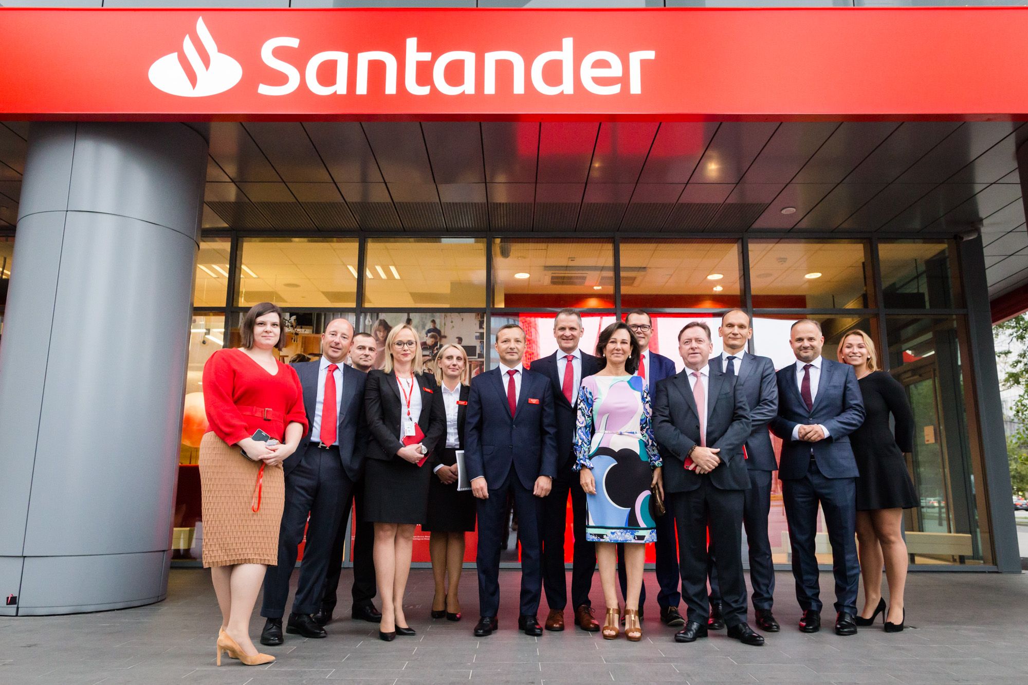 Ana Botín (c) con el equipo directivo de Santander en Polonia A su derecha, detrás, está Michal Gajewski, presidente del consejo de administración de Santander Polska, y  a su izquierda, Gerry Byrne, presidente del consejo supervisor. .
