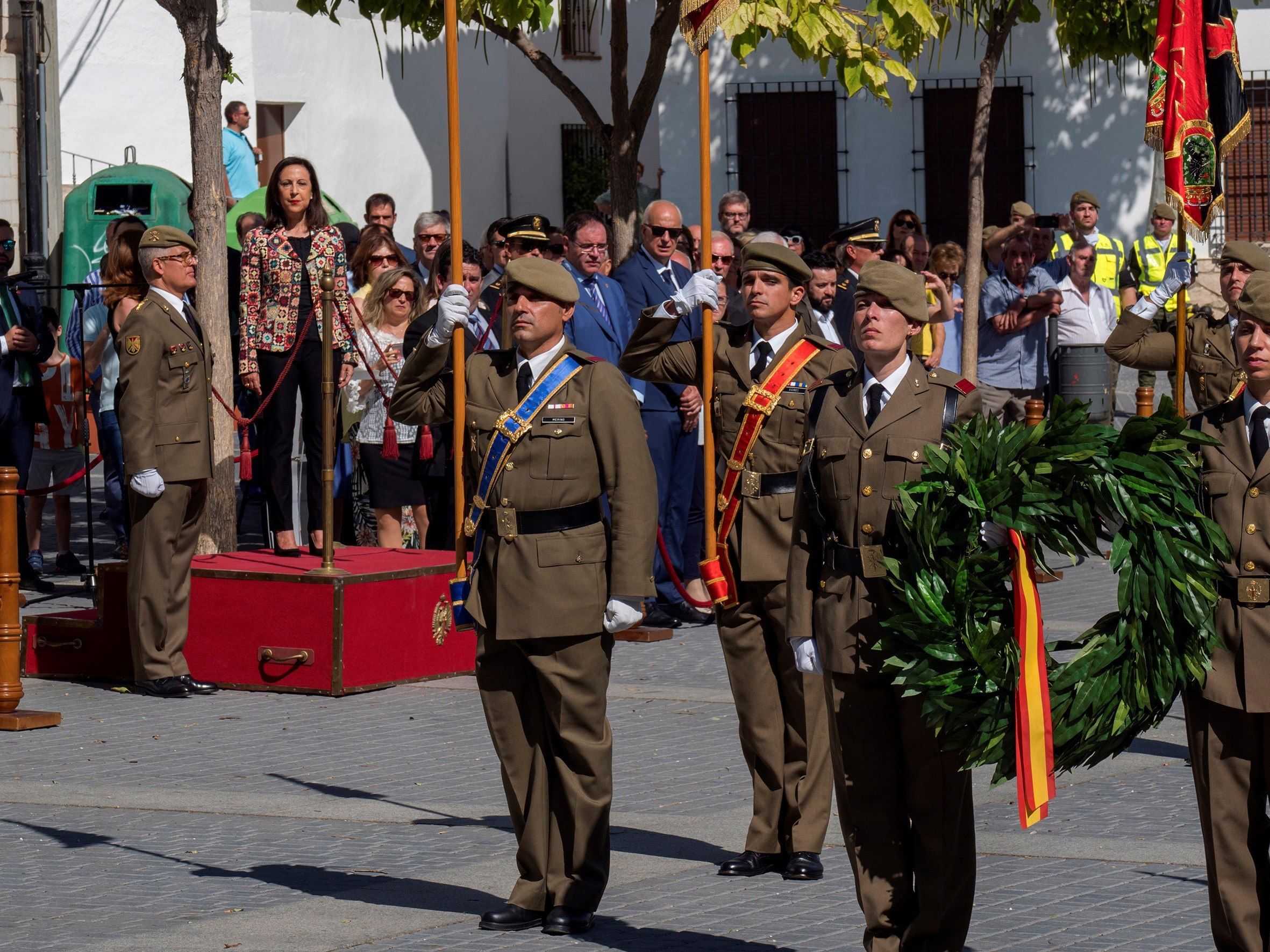 La ministra de Defensa, Margarita Robles, preside un homenaje a los caídos durante el acto de Homenaje a la Bandera Nacional celebrado en Uclés (Cuenca). EFE