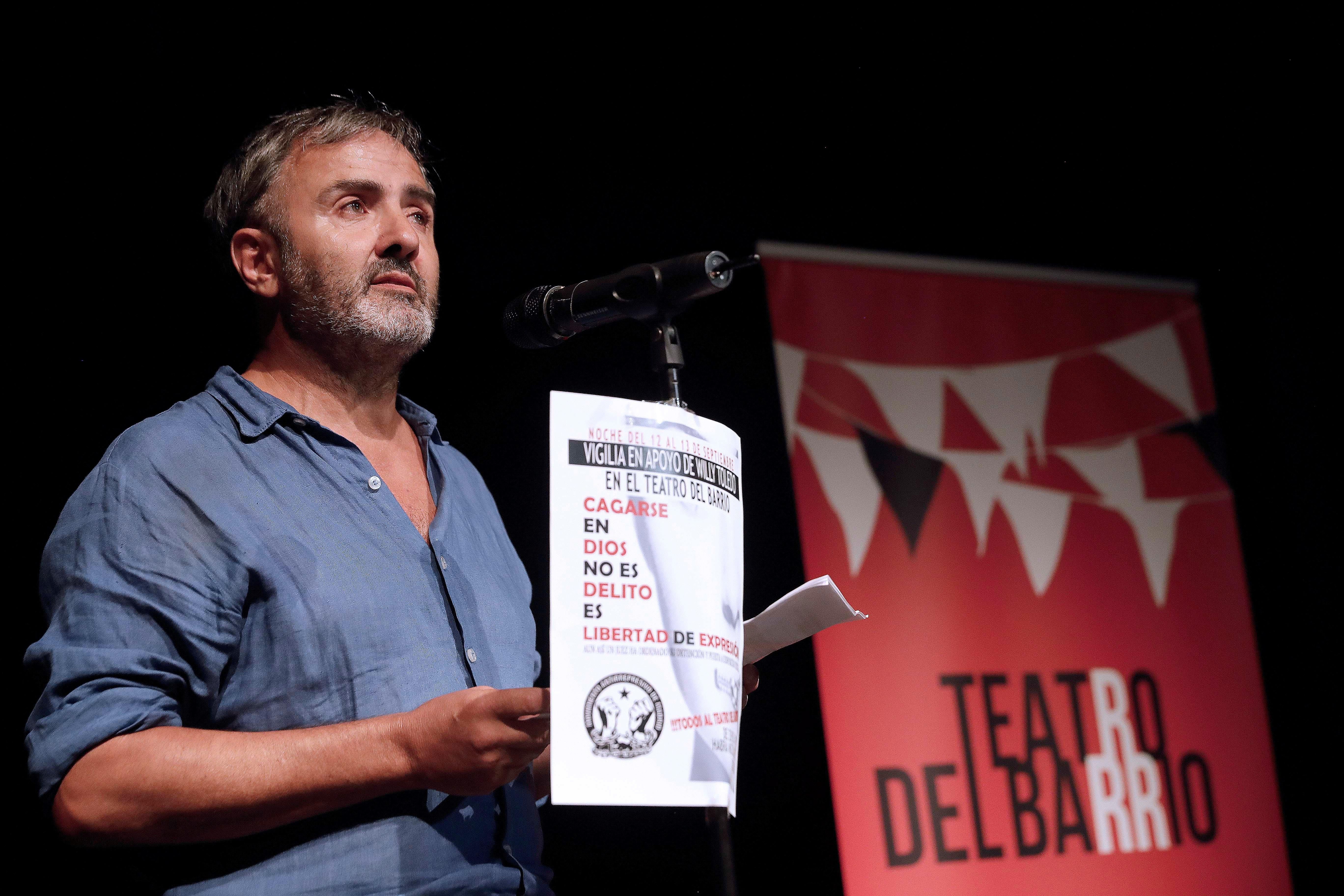 El abogado del actor Willy Toledo, Endika Zuleta, se dirige a los asistentes a la vigilia organizada en el Teatro del Barrio en Lavapiés.