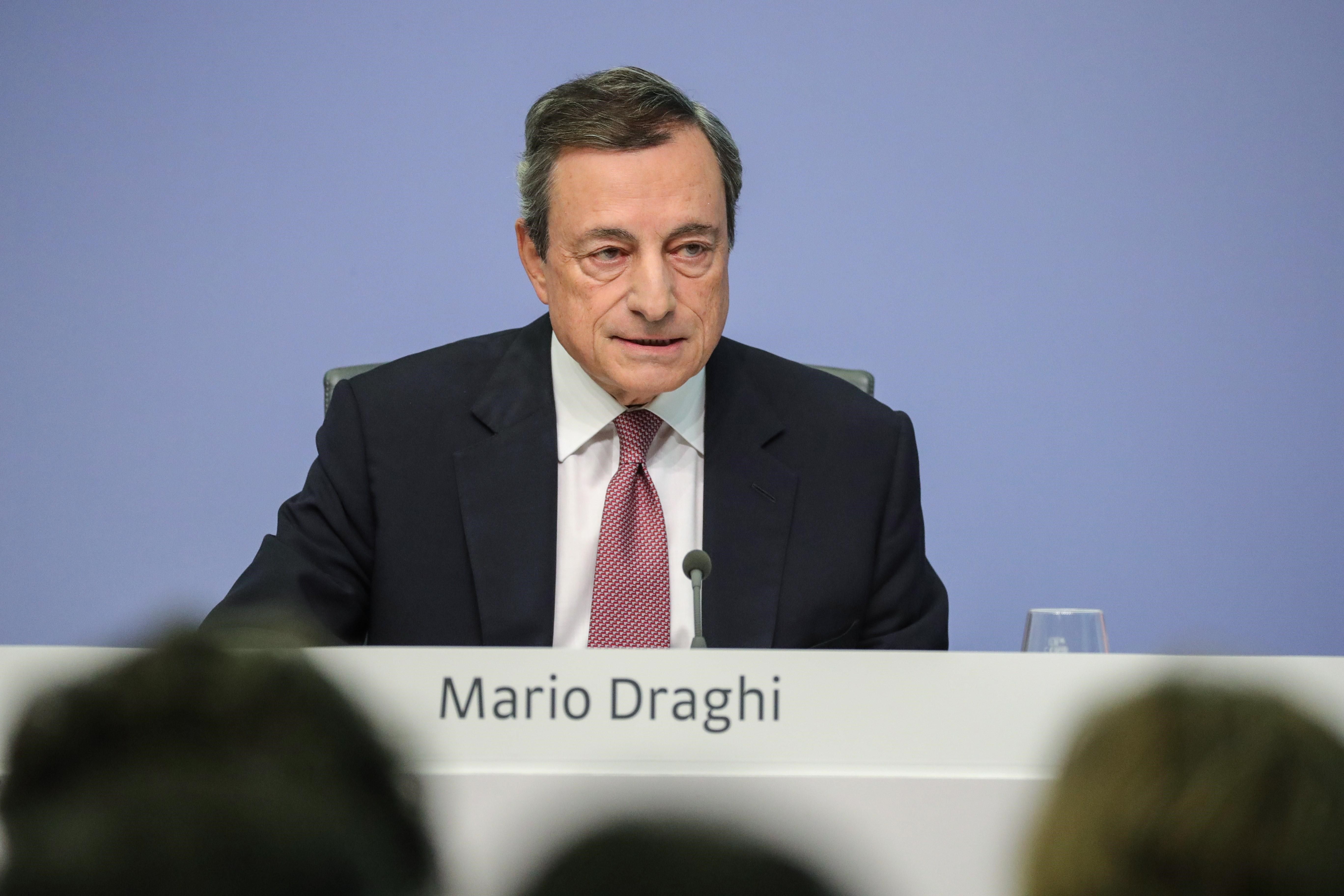 El presidente del Banco Central Europeo (BCE), Mario Draghi, ofrece una rueda de prensa tras la reunión de política monetaria del Consejo de Gobierno del BCE. EFE
