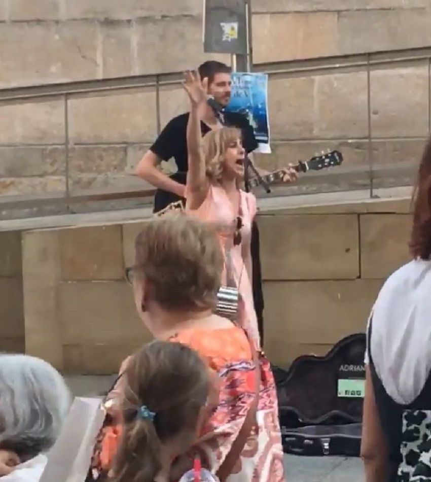 La mujer cantando el 'Cara el sol' - Facebook Galiza