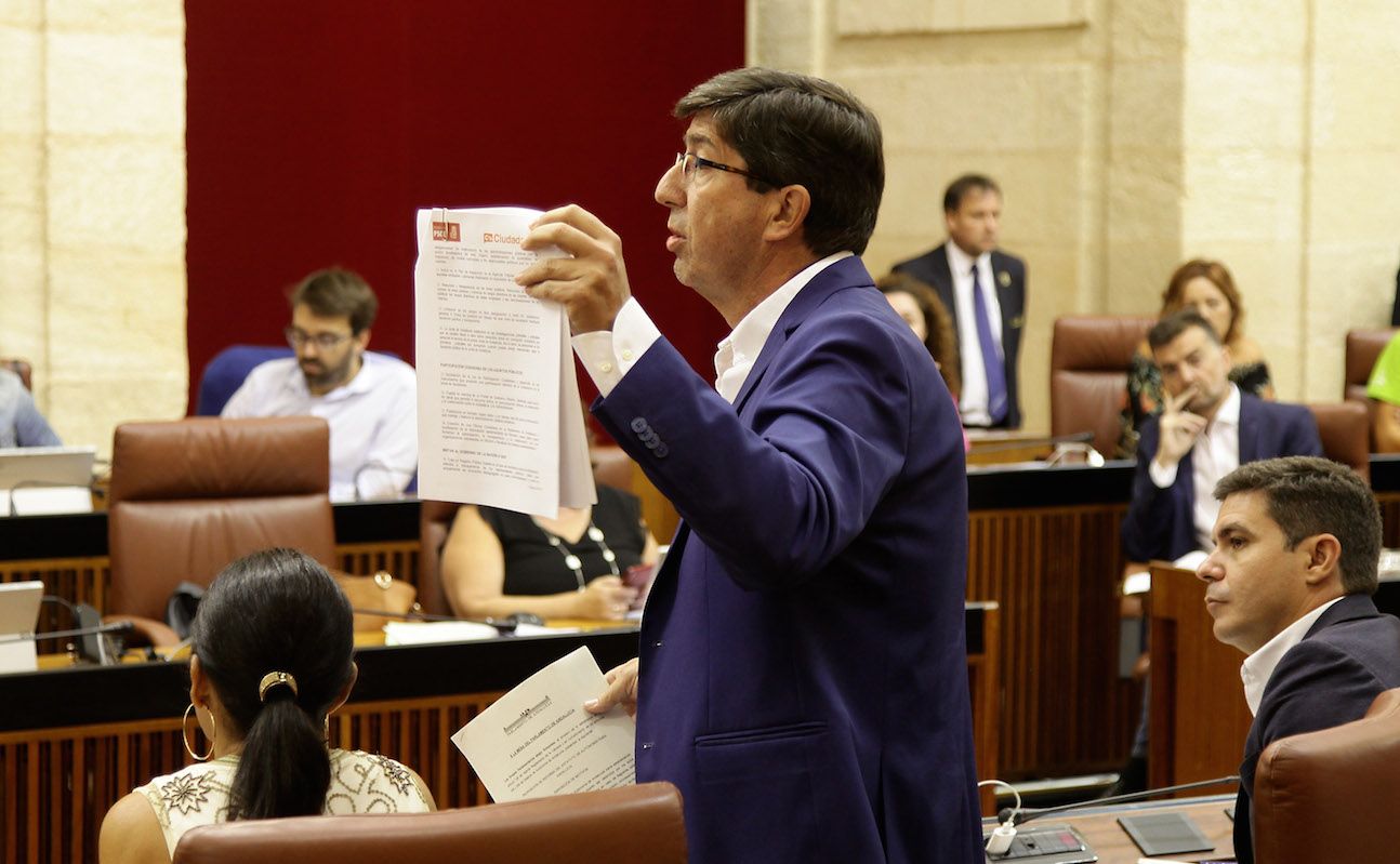 Juan Marín exhibe en la sesión de hoy el documento de investidura suscrito con el PSOE en 2015.
