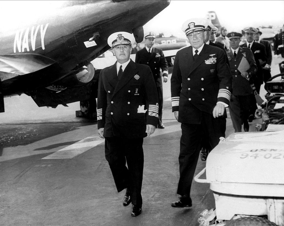 El dictador Francisco Franco, en uniforme de almirante de Marina, a bordo de un portaaviones estadounidense en 1954 - EFE