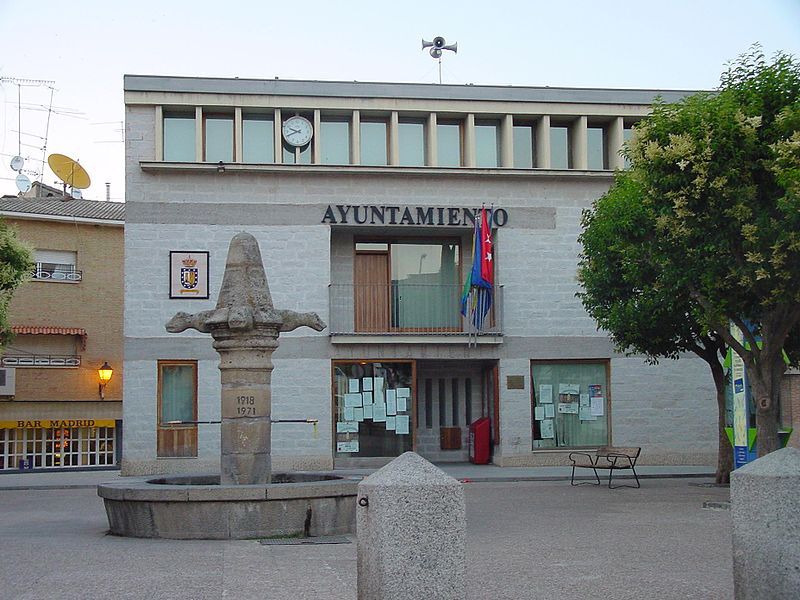 Imagen de la fachada dal Ayuntamiento de Pelayos de la Presa