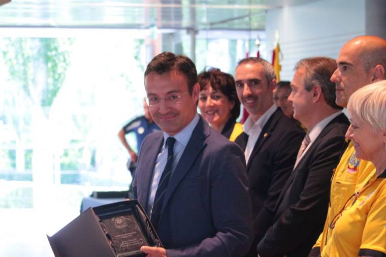 El doctor Martín Reyes recogiendo un premio en nombre del Servicio de Cardiología de la FJD. 