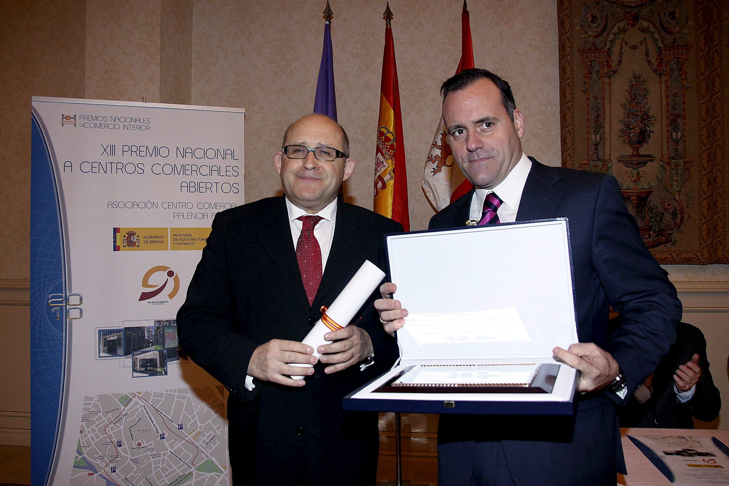  Ángel Allué Buiza (i), hace entrega del Premio Nacional de Centros Comerciales Abiertos al presidente del Centro Comercial "Palencia Abierta", Domi Curiel (d), en un acto celebrado en Palencia. EFE/Archivo