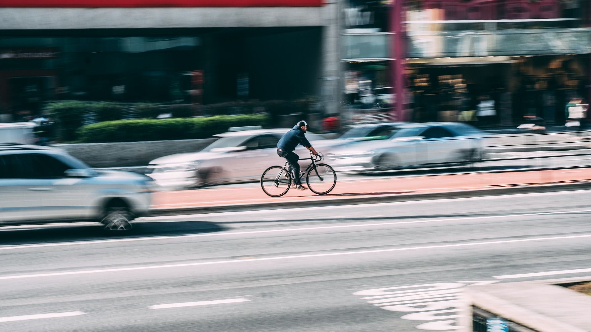 Imagen de archivo de un ciclista urbano