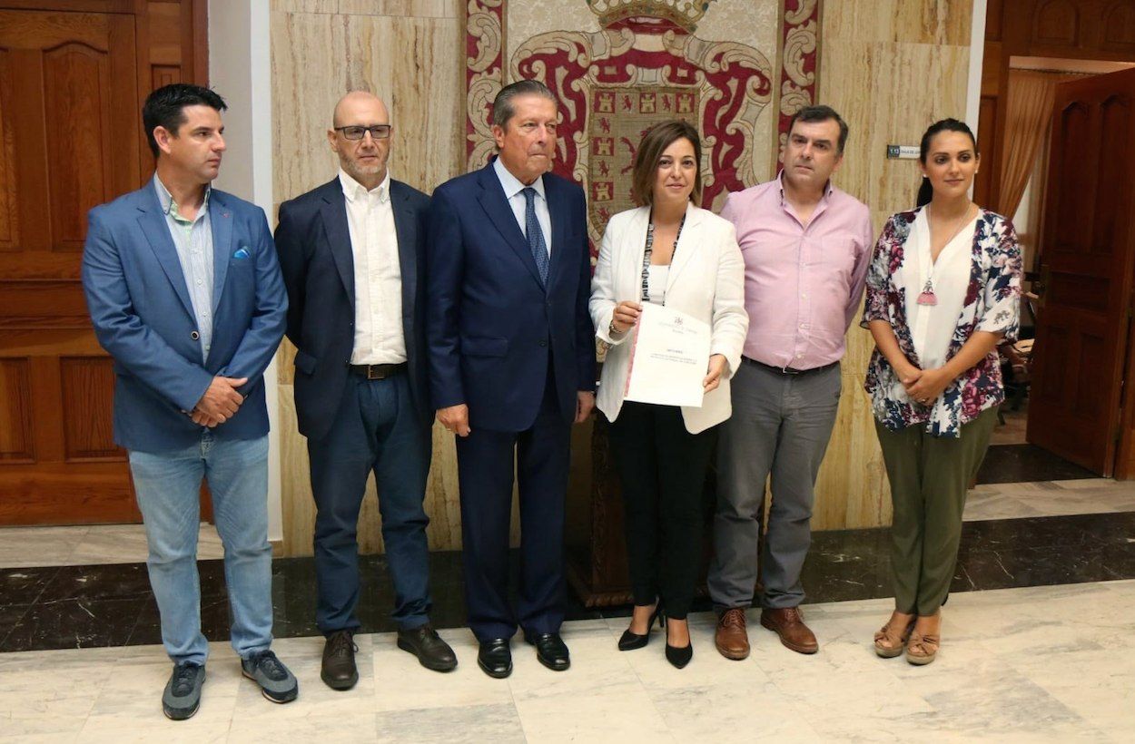 En el centro, Federico Mayor Zaragoza junto a la alcaldesa Isabel Ambrosio, este sábado en Córdoba. EFE