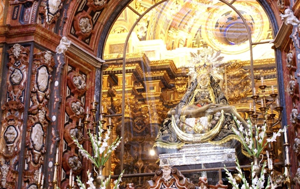 Vista interior de la basílica de la Virgen de las Angustias, patrona de Granada.