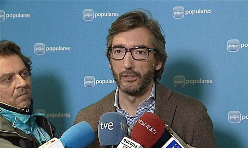 El PP sigue atizando la polémica: califica el acto de expresos de ETA como “una escenificación impresentable”