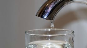 Vaso de agua bajo un grifo. Pixabay