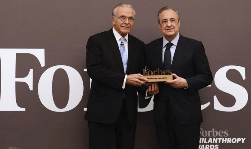 Isidro Fainé, presidente de la Fundación Bancaria “la Caixa” y de CriteriaCaixa, ha recibido el galardón de manos de Florentino Pérez, presidente de ACS. (Foto: prensa Fundación "la Caixa)