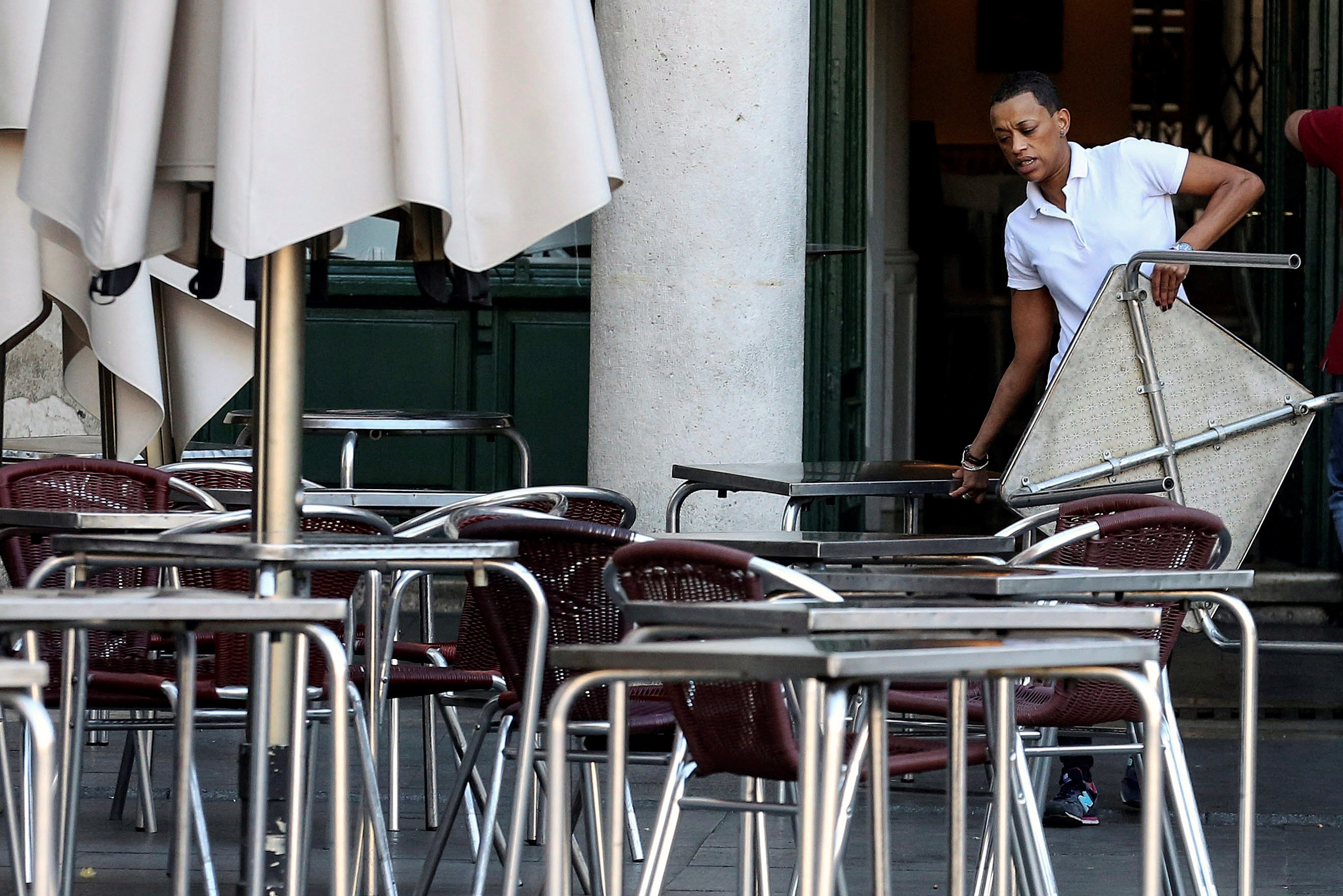 Trabajador del sector servicios en la Plaza Mayor de Valladolid - EFE/Archivo