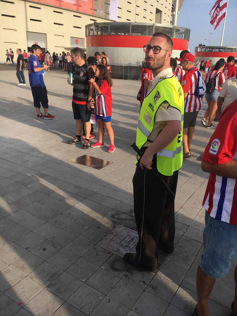 Un miembro de la seguridad del club vigila la placa de Courtois