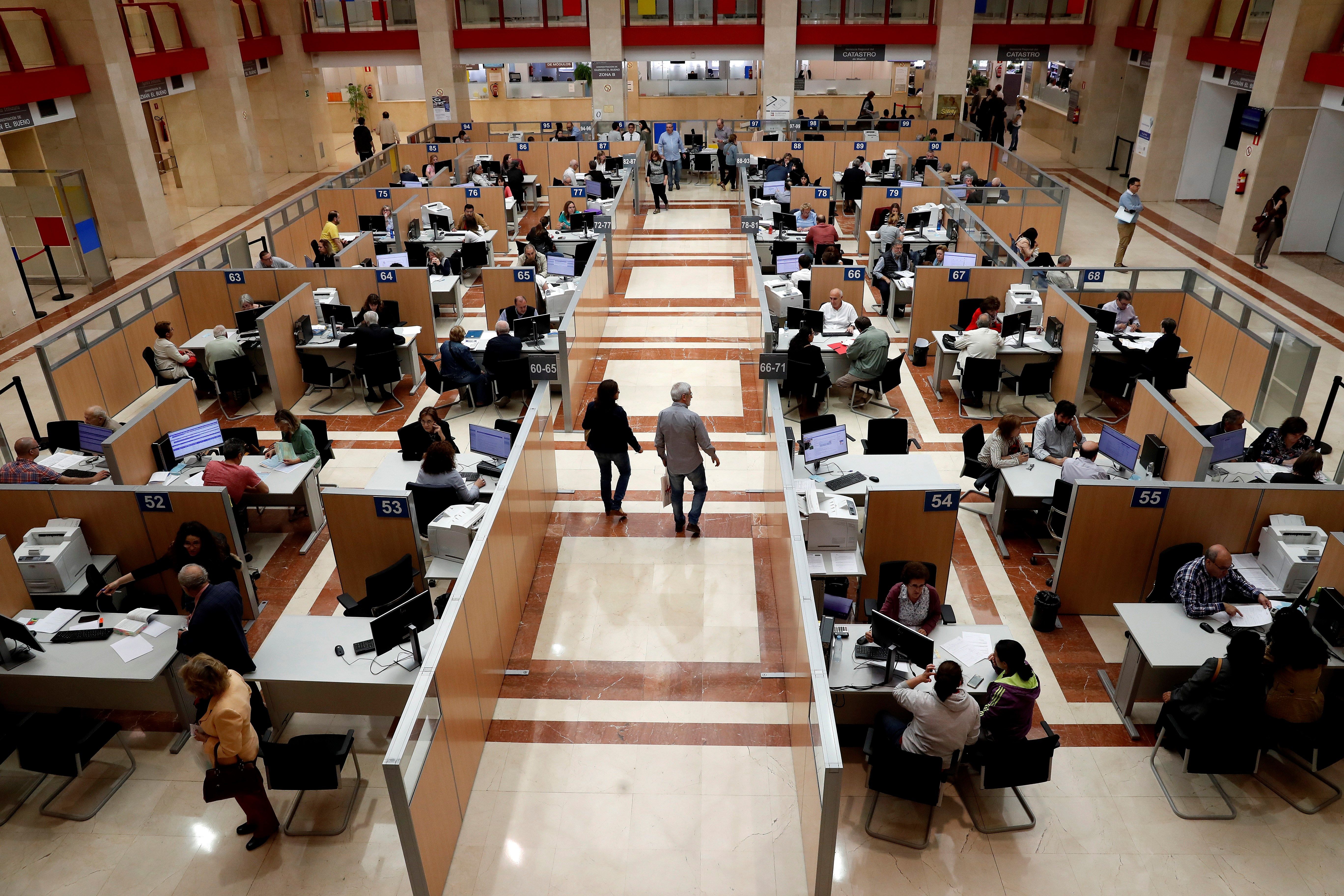 Vista de la zona de atención al público de la Agencia Tributaria en Guzmán el Bueno (Madrid) - EFE/Archivo