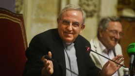 Manuel Pérez Moya, deán presidente de la Catedral de Córdoba, ayer en rueda de prensa. EFE