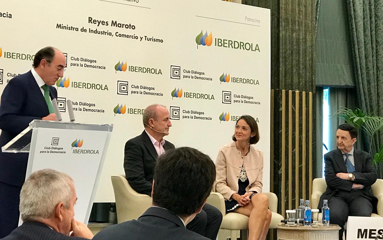 La ministra de Industria, Comercio y Turismo, Reyes Maroto (centro) junto al exministro Miguel Sebastián y el presidente de Iberdrola Antonio Gavilanes (izq)- El Plural