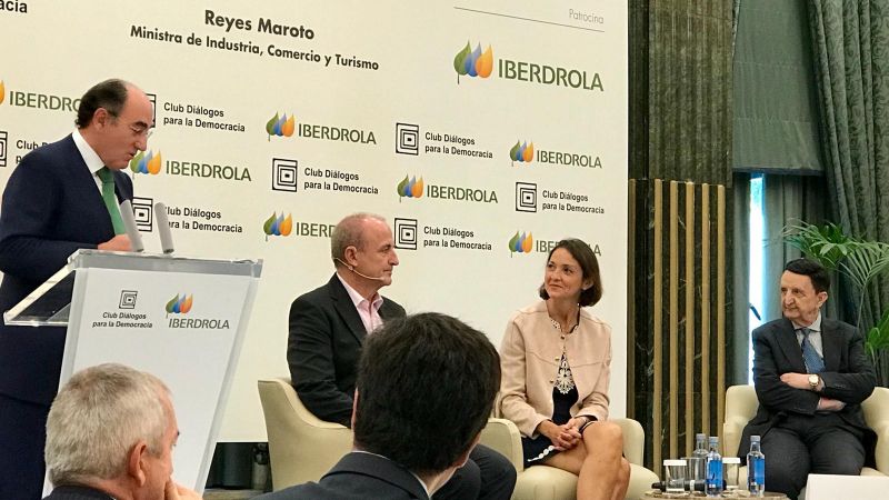 La ministra de Industria, Comercio y Turismo, Reyes Maroto (centro) junto al exministro Miguel Sebastián y el presidente de Iberdrola Antonio Gavilanes (izq)- El Plural