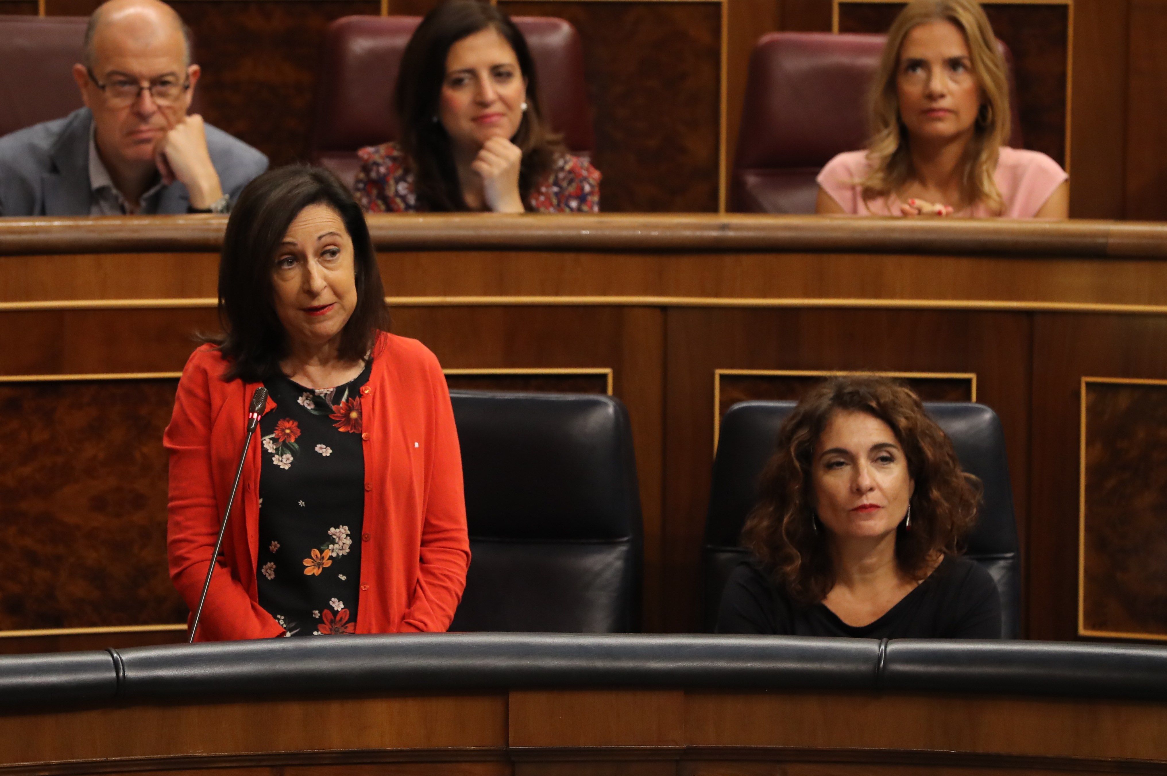 La ministra de Defensa, Margarita Robles,iz., durante su intervención en la sesión de control al Ejecutivo del 19 de septiembre. EFE