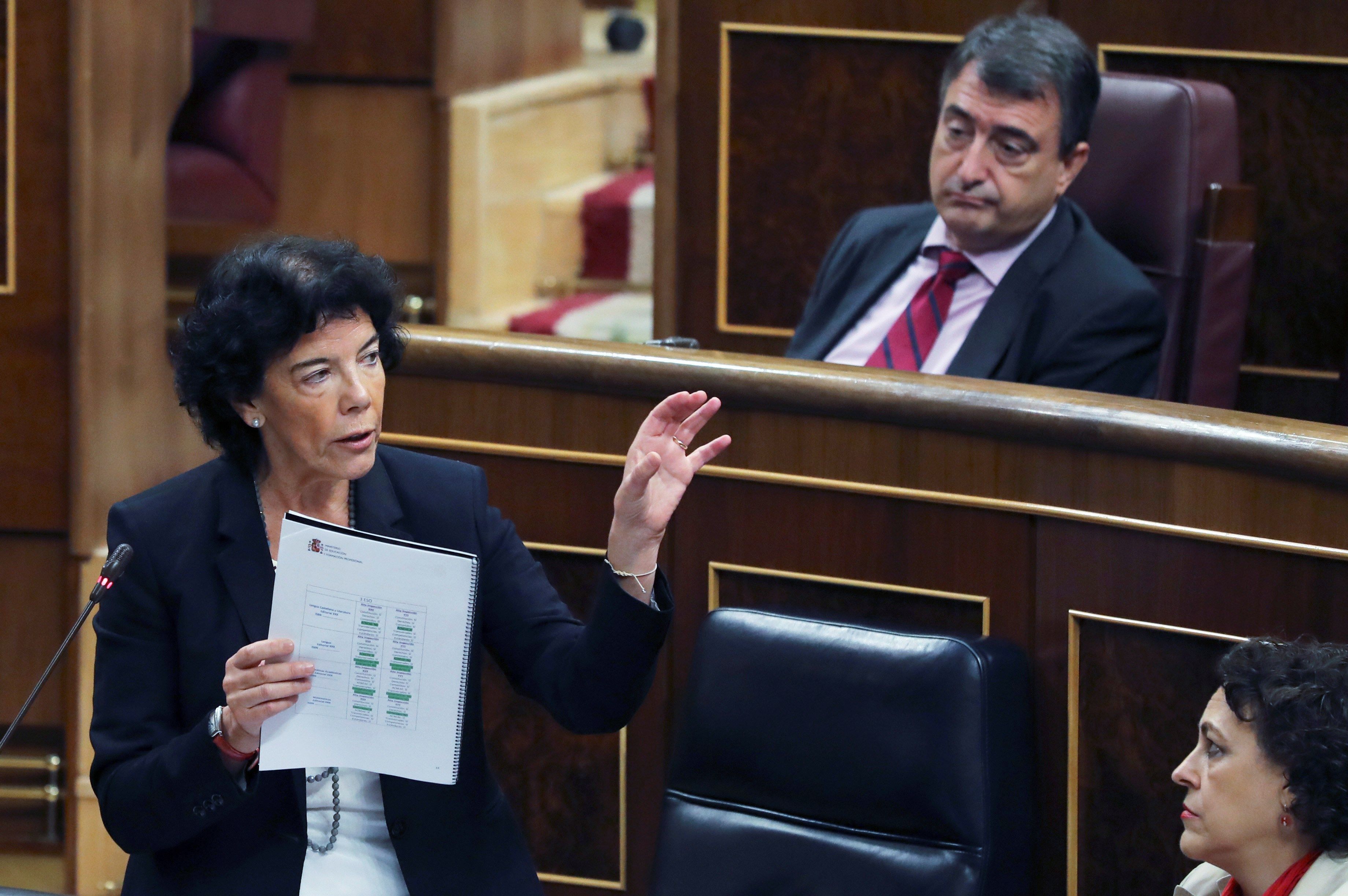 La ministra de Educación y Formación Profesional, Isabel Celáa, durante su intervención en la sesión de control al Gobierno. EFE