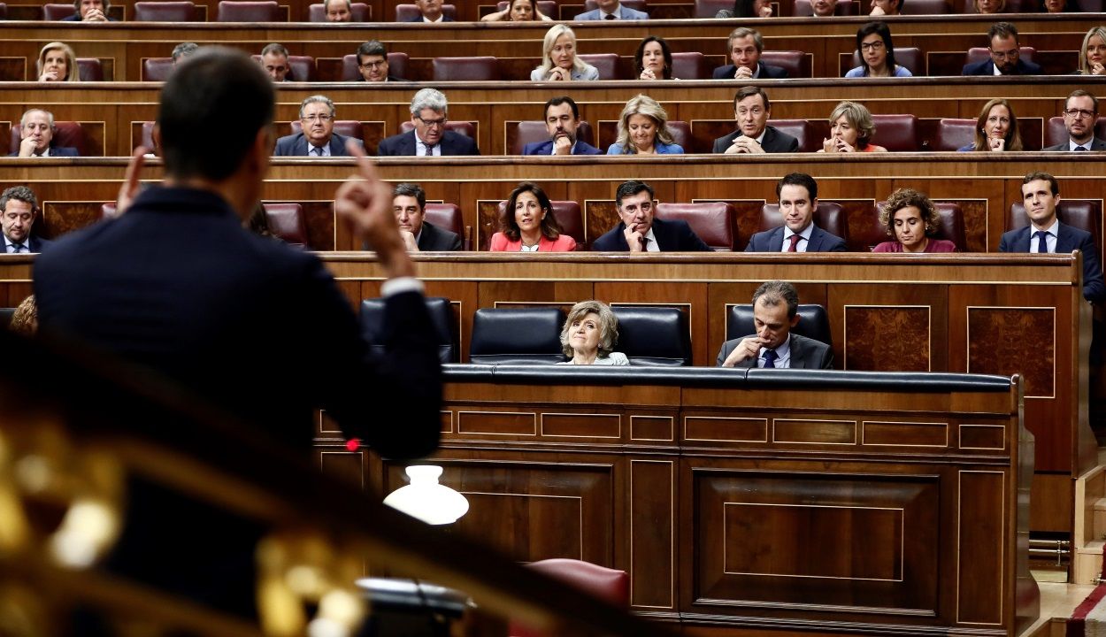 El presidente del Gobierno, Pedro Sánchez, se dirige al líder del PP, Pablo Casado