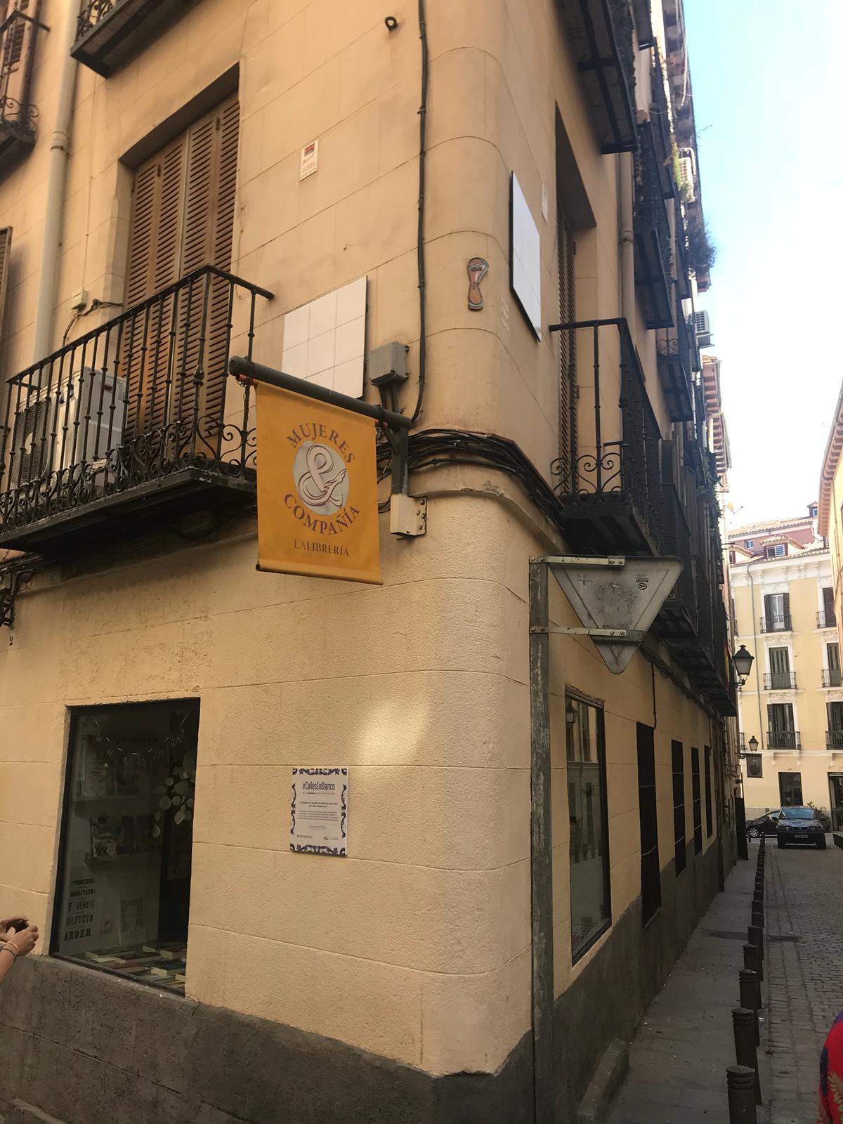 100 placas de 10 calles del barrio madrileño de Ópera estará hasta el 22 de septiembre en blanco para sensibilizar a los ciudadanos sobre el Alzheimer