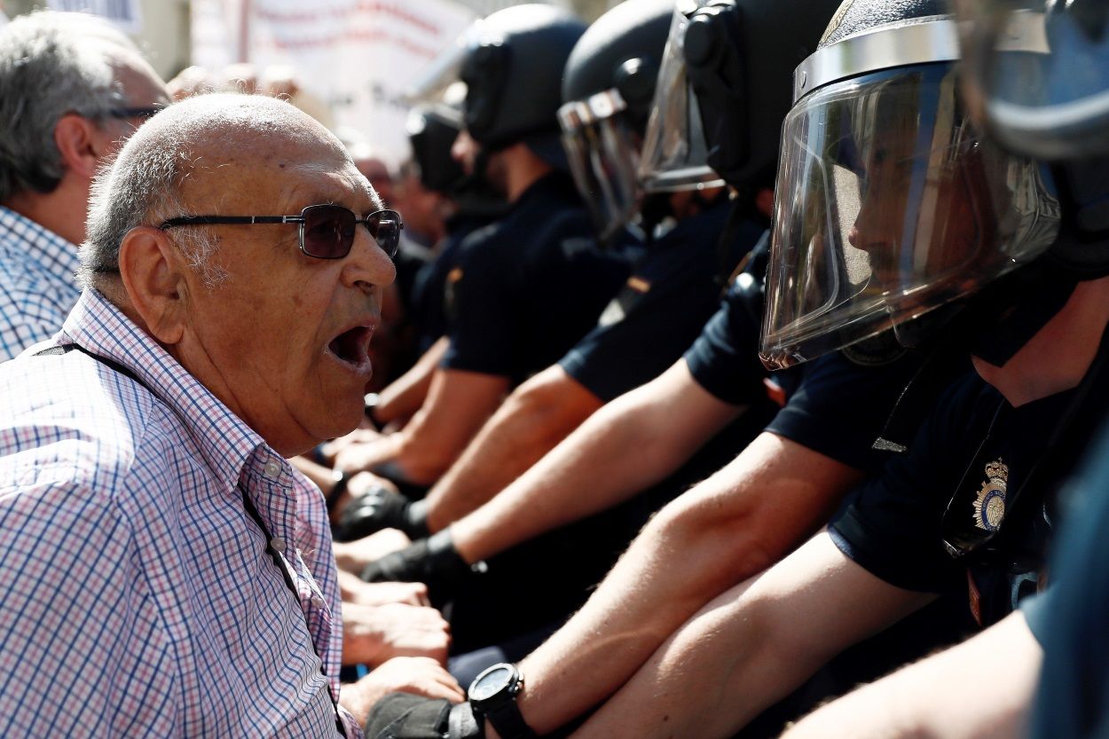 Tensión ante el Congreso en protesta de pensionistas a la que acude Podemos. EFE