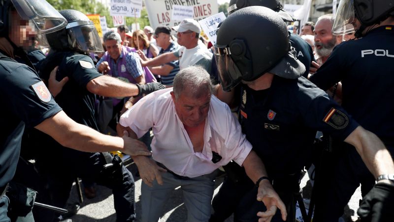 La Policía frena el paso a un pensionistas. EFE La Policía frena el paso a un pensionistas. EFE