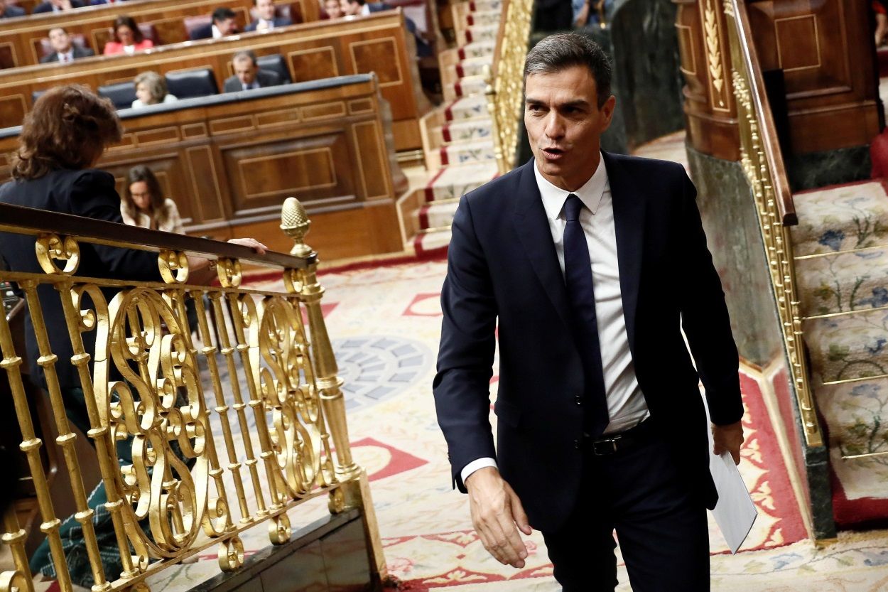 El presidente del Gobierno, Pedro Sánchez, abandona el hemiciclo del Congreso