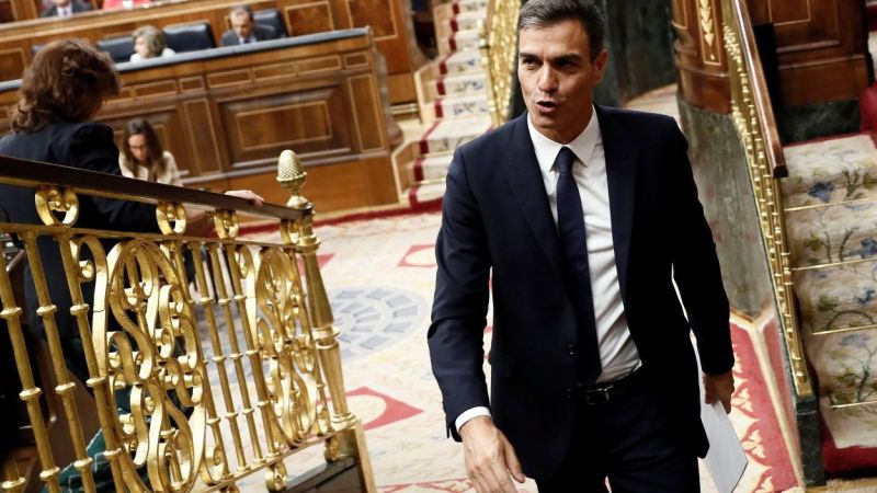 El presidente del Gobierno, Pedro Sánchez, abandona el hemiciclo del Congreso