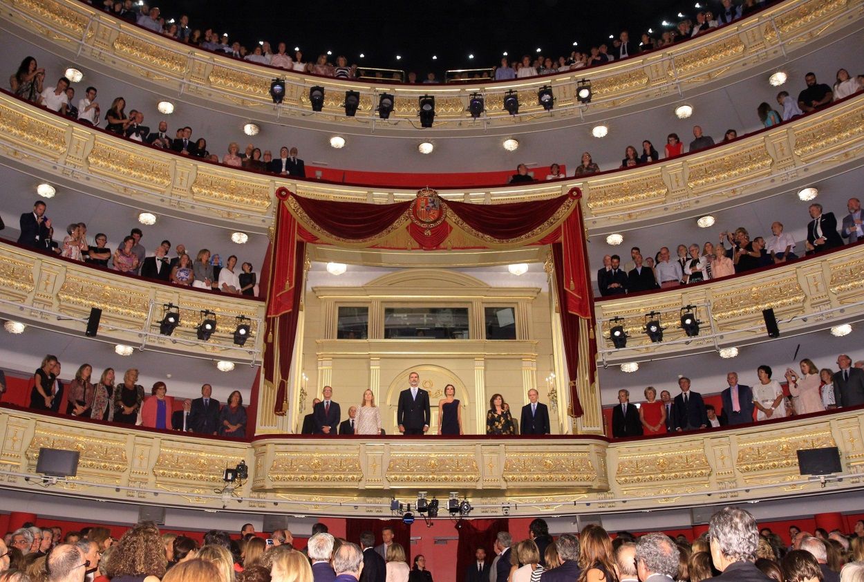 El rey Felipe VI y Letizia presiden el Teatro Real