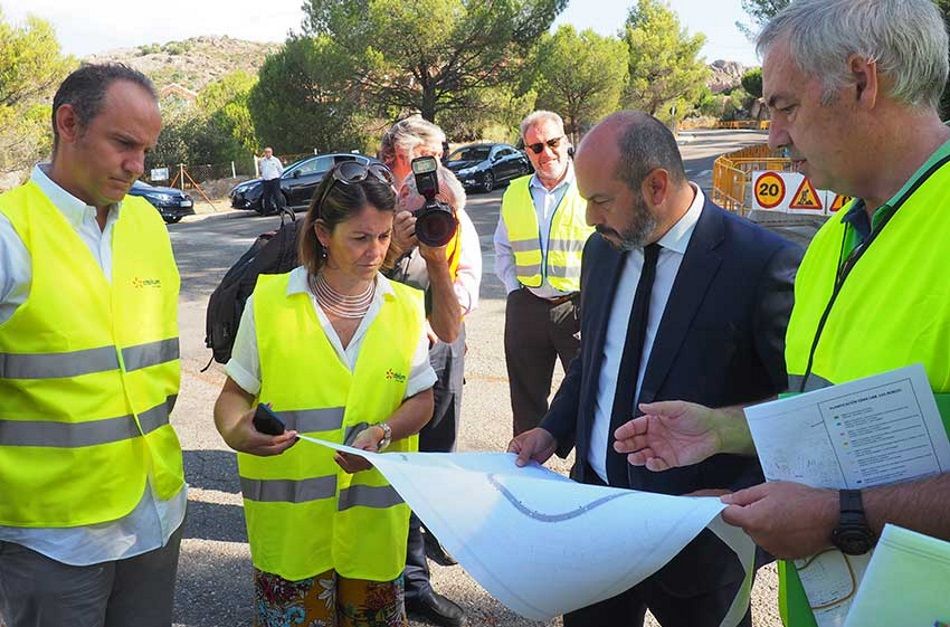 La alcaldesa de Torrelodones, Elena Biurrum, junto a cargos de la Comunidad de Madrid, revisa unas obras. Ayuntamiento de Madrid