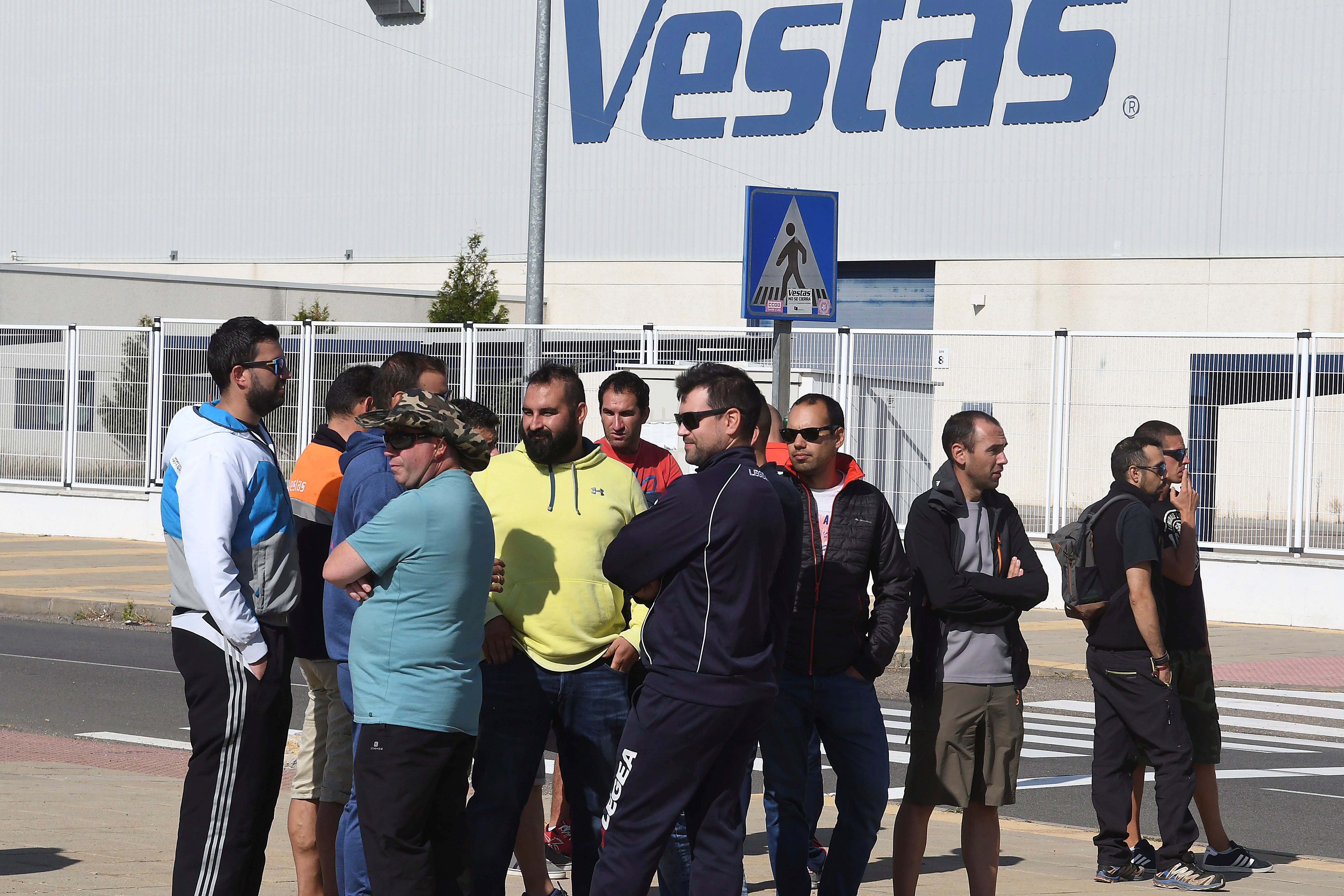 Trabajadores de Vestas, durante una concentración frente a la planta de Villadangos del Páramo, en León