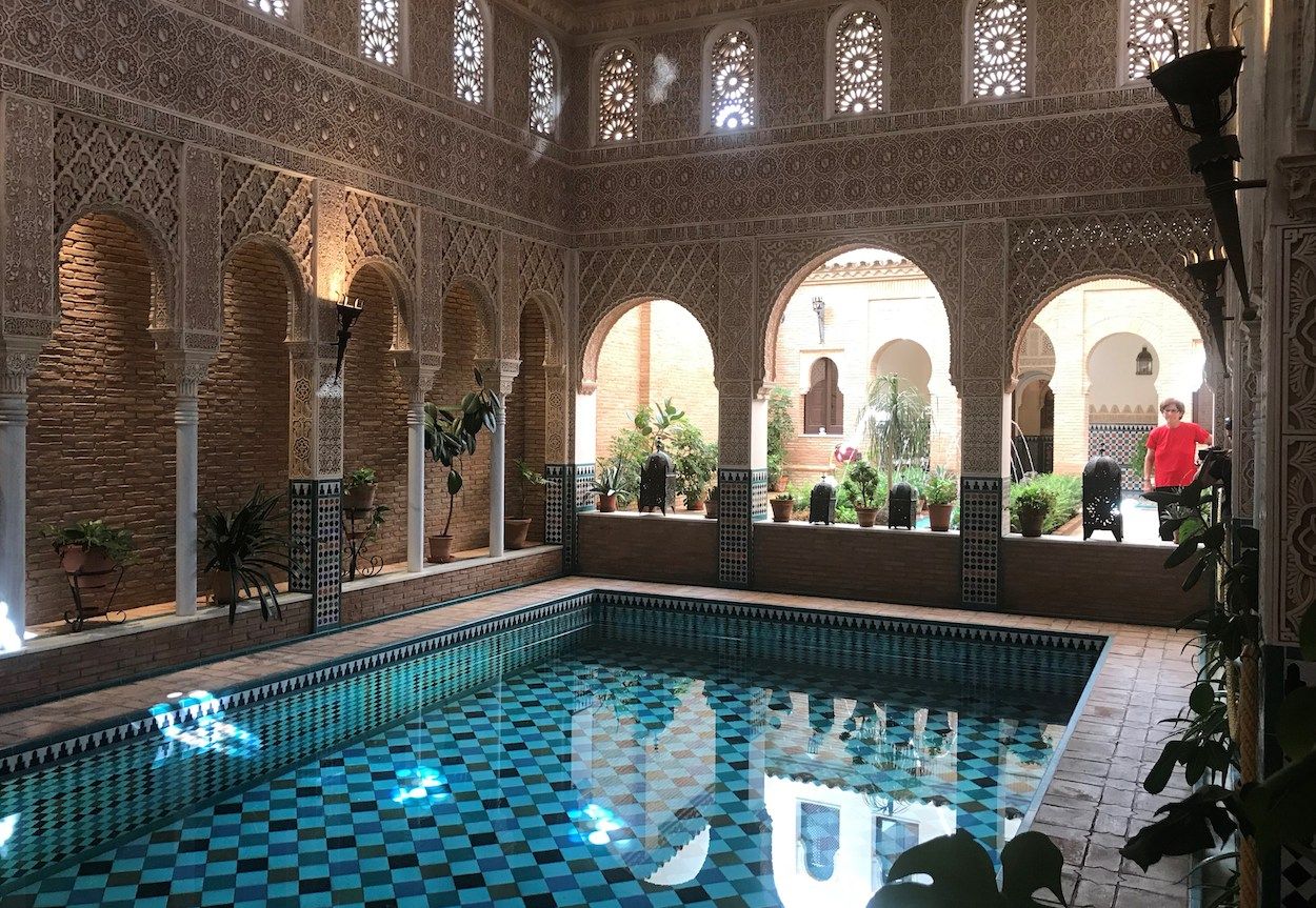 Imagen de la casa en el centro de Paradas que reproduce cuidadosamente partes de La Alhambra. EFE