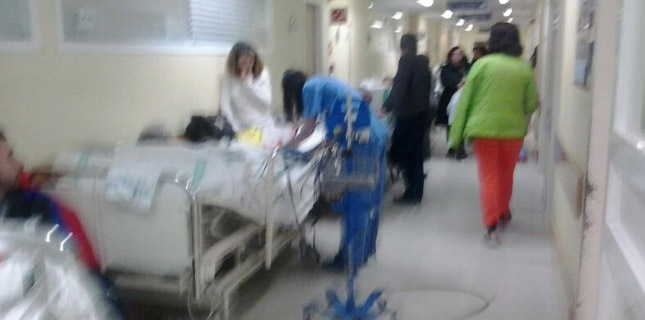Cospedal sigue despidiendo a médicos mientras los pacientes se hacinan en los pasillos de los hospitales