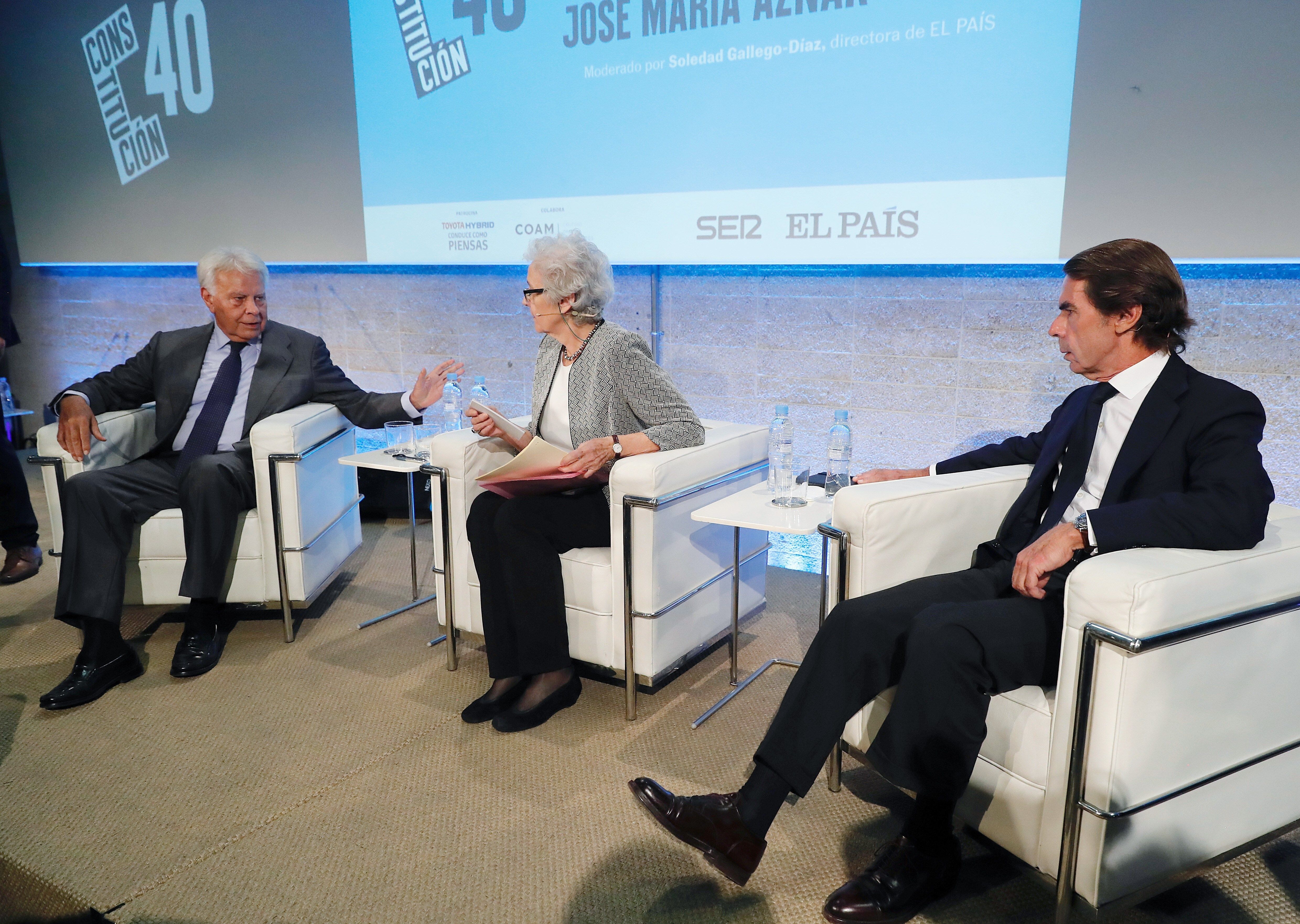 Los expresidentes del Gobierno Felipe González (i) y José María Aznar, junto a la presidenta de El País, Soledad Gallego-Díaz, durante un acto sobre el 40 aniversario de la Constitución organizado por El País y la Cadena SER. EFE/ J.P.Gandul