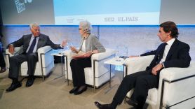 Los expresidentes del Gobierno Felipe González (i) y José María Aznar, junto a la presidenta de El País, Soledad Gallego-Díaz, durante un acto sobre el 40 aniversario de la Constitución organizado por El País y la Cadena SER. EFE/ J.P.Gandul
