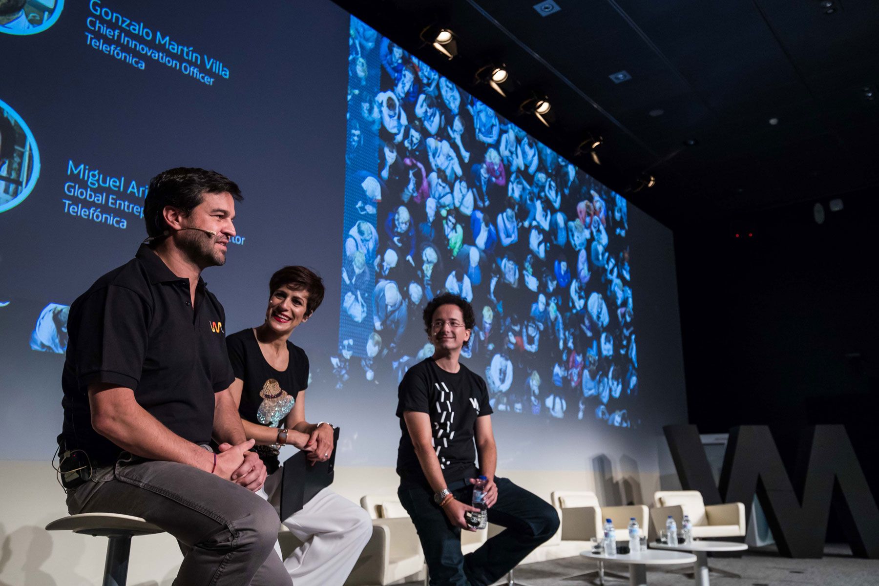 Gonzalo Martín Villa, director global de Innovación de Telefónica, Helena Díez Fuentes, conductora del evento, y Miguel Arias, responsable de Wayra y Global Entrepreneurship Director