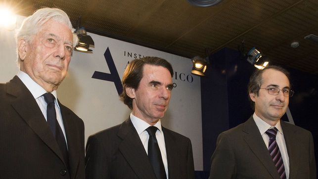 Vargas Llosa, Aznar y el rector Suárez en la presentación del máster. Web J.M. Aznar