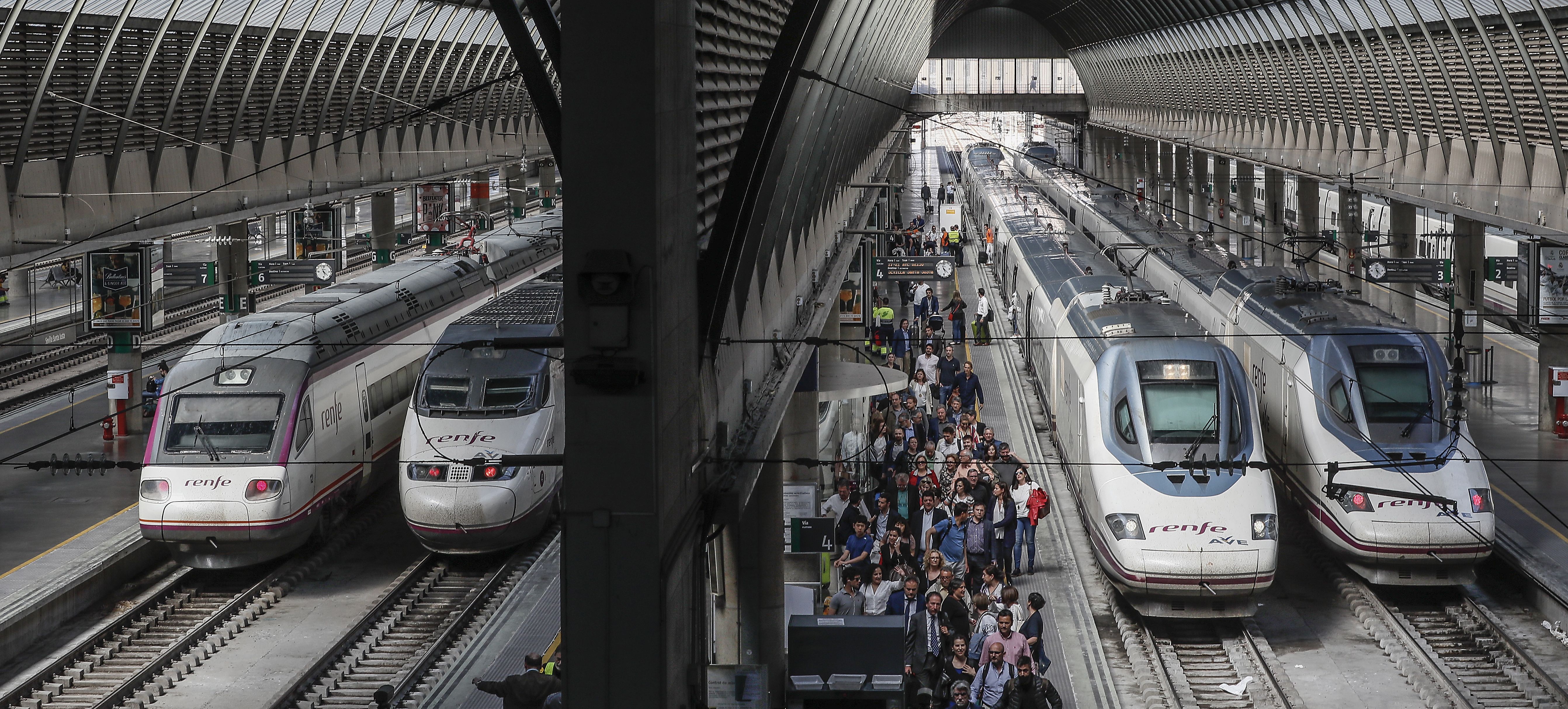 Pasajeros de AVE en uno de los andenes de la estación de Sevilla-Santa Justa - EFE / Archivo