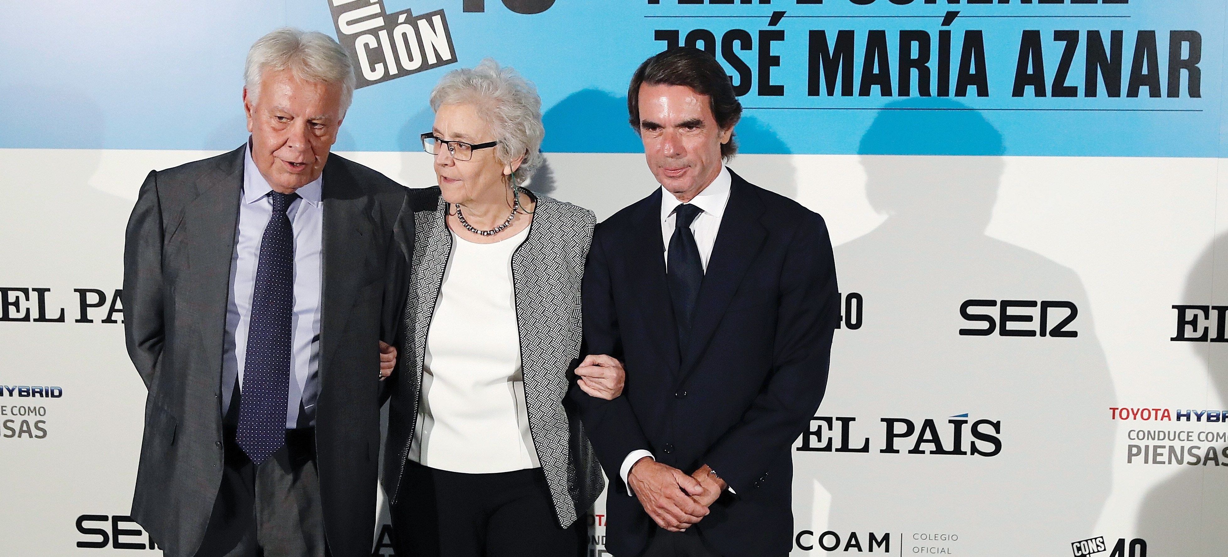  Los expresidentes del Gobierno Felipe González (i) y José María Aznar, junto a la presidenta de 'El País', Soledad Gallego-Díaz. 