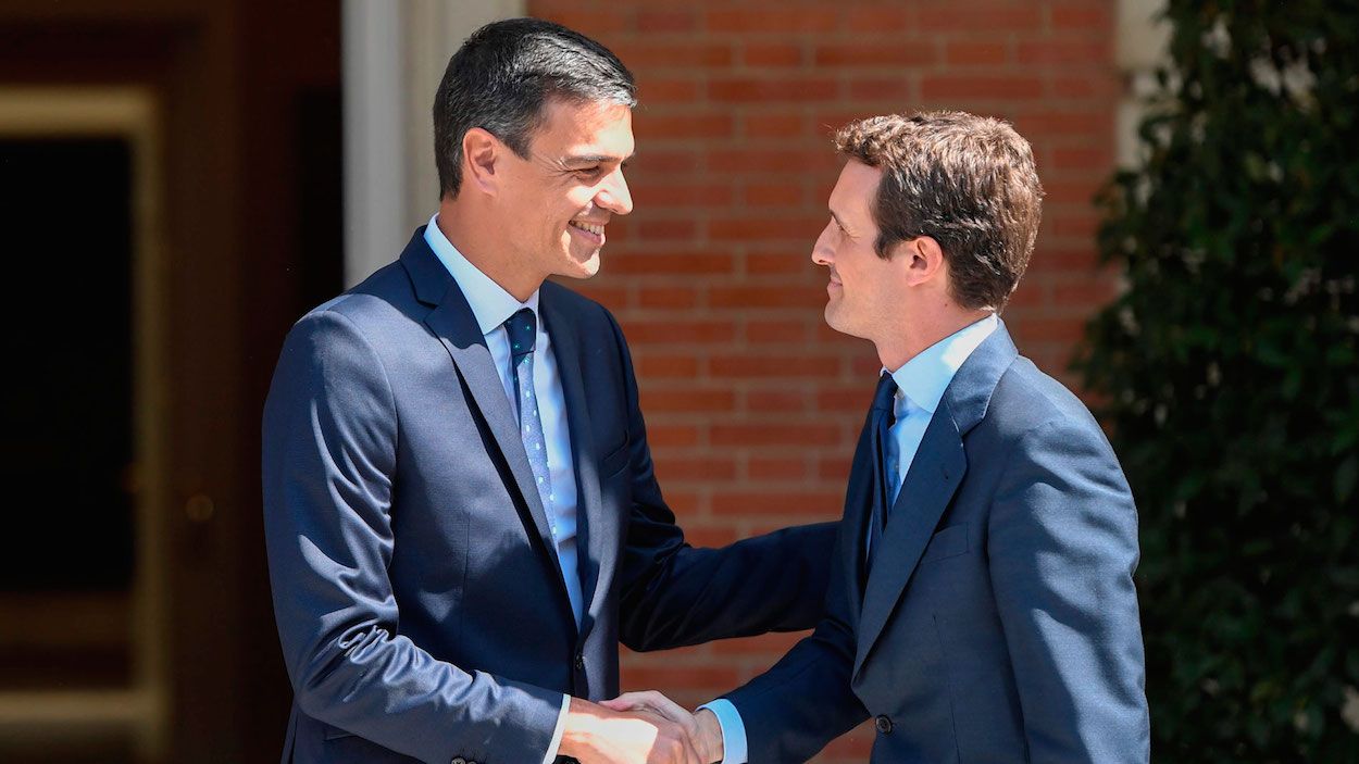 Pedro Sánchez y Pablo Casado saludándose en el palacio de la Moncloa.