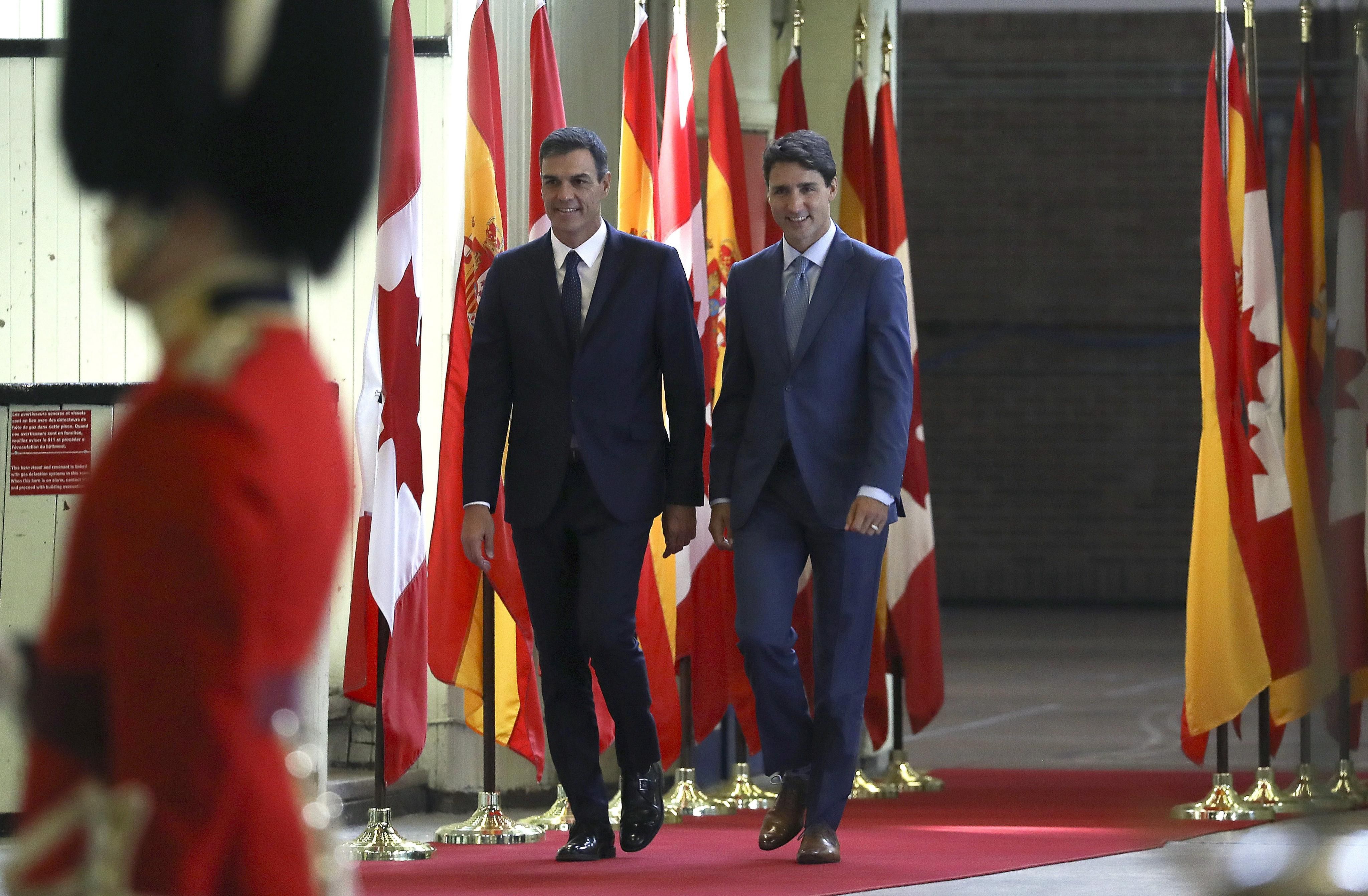 El presidente del Gobierno español, Pedro Sánchez (i), es recibido con honores militares por el primer ministro canadiense, Justin Trudeau (d), en Montreal. EFE