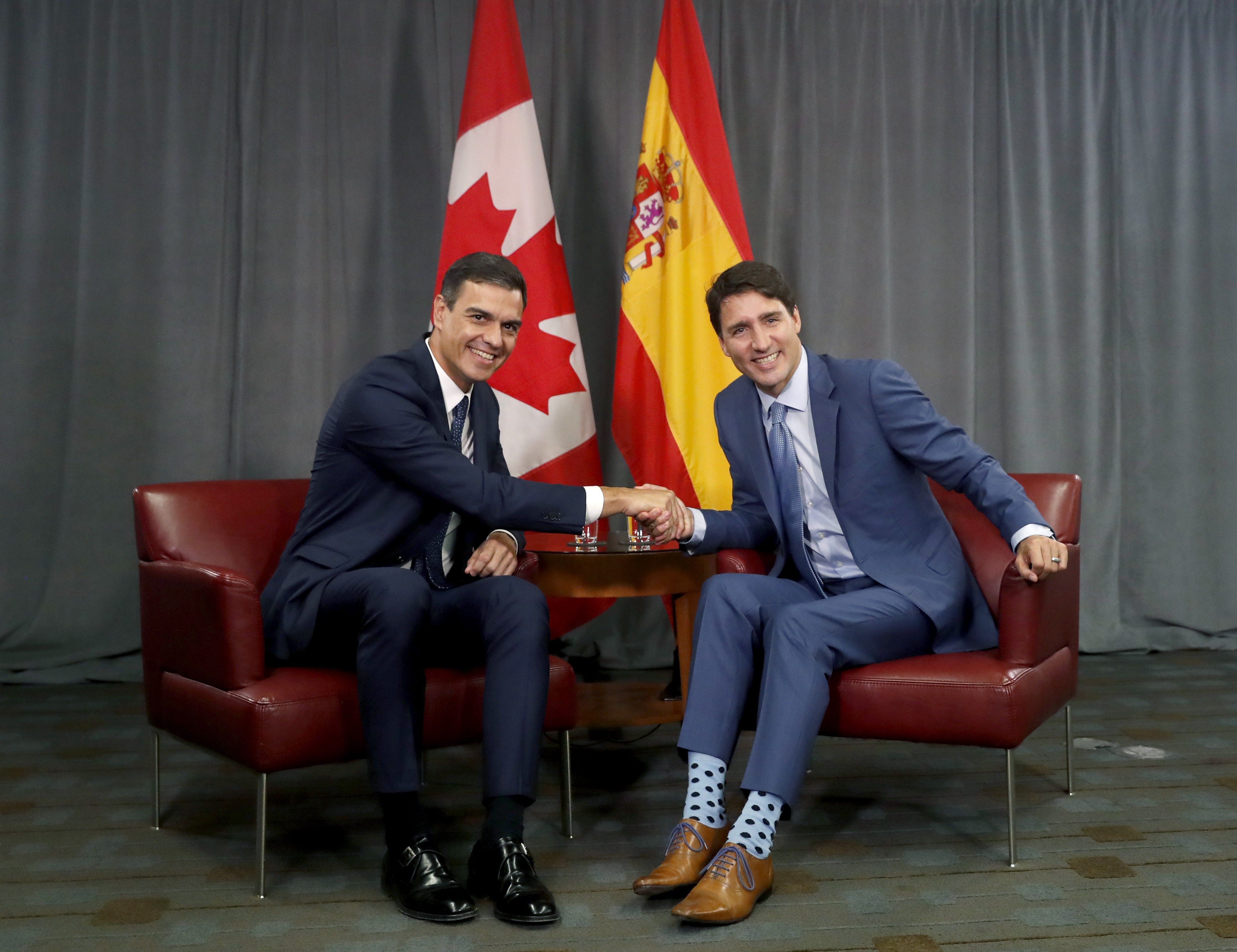 El presidente del Gobierno español, Pedro Sánchez (i), estrecha la mano del primer ministro canadiense, Justin Trudeau (d), durante el encuentro privado que han mantenido en un hotel de Montreal. Después ambos participarán en un foro progresista en el que